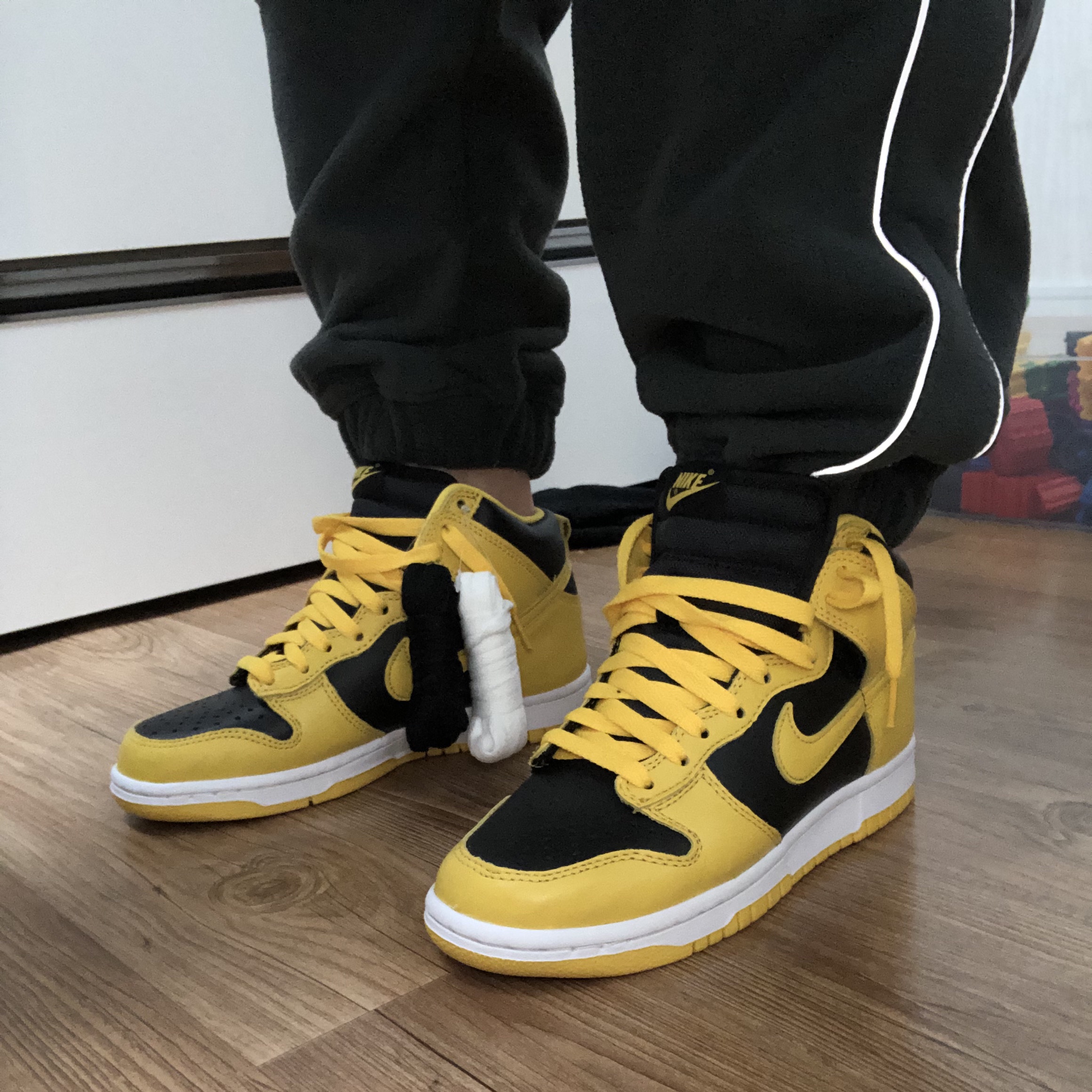 Nike Dunk High SP Varsity Maize, New Balance 327 Grey 착용 스타일 - 1