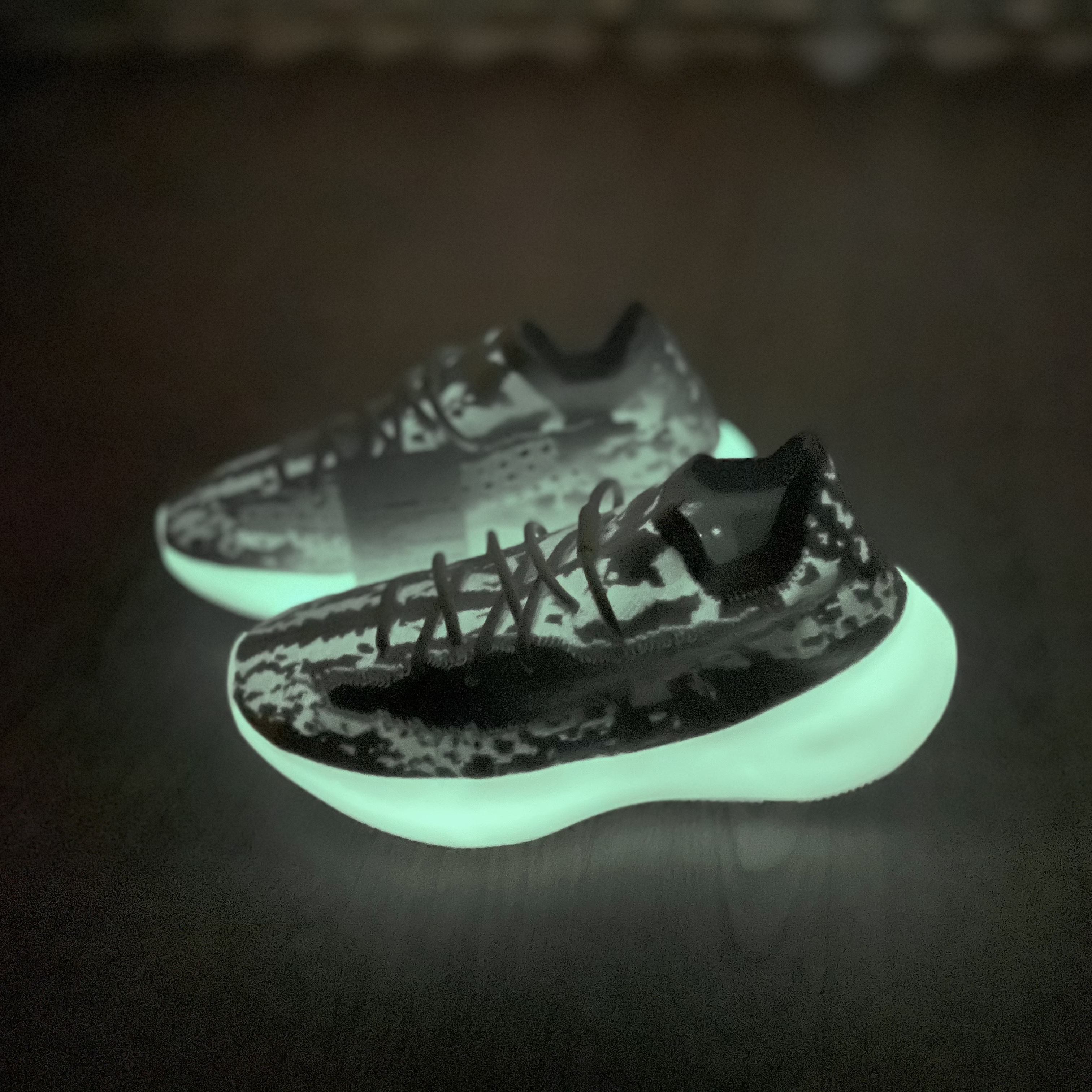 Adidas Yeezy Boost 380 Calcite Glow 착용 스타일 - 1