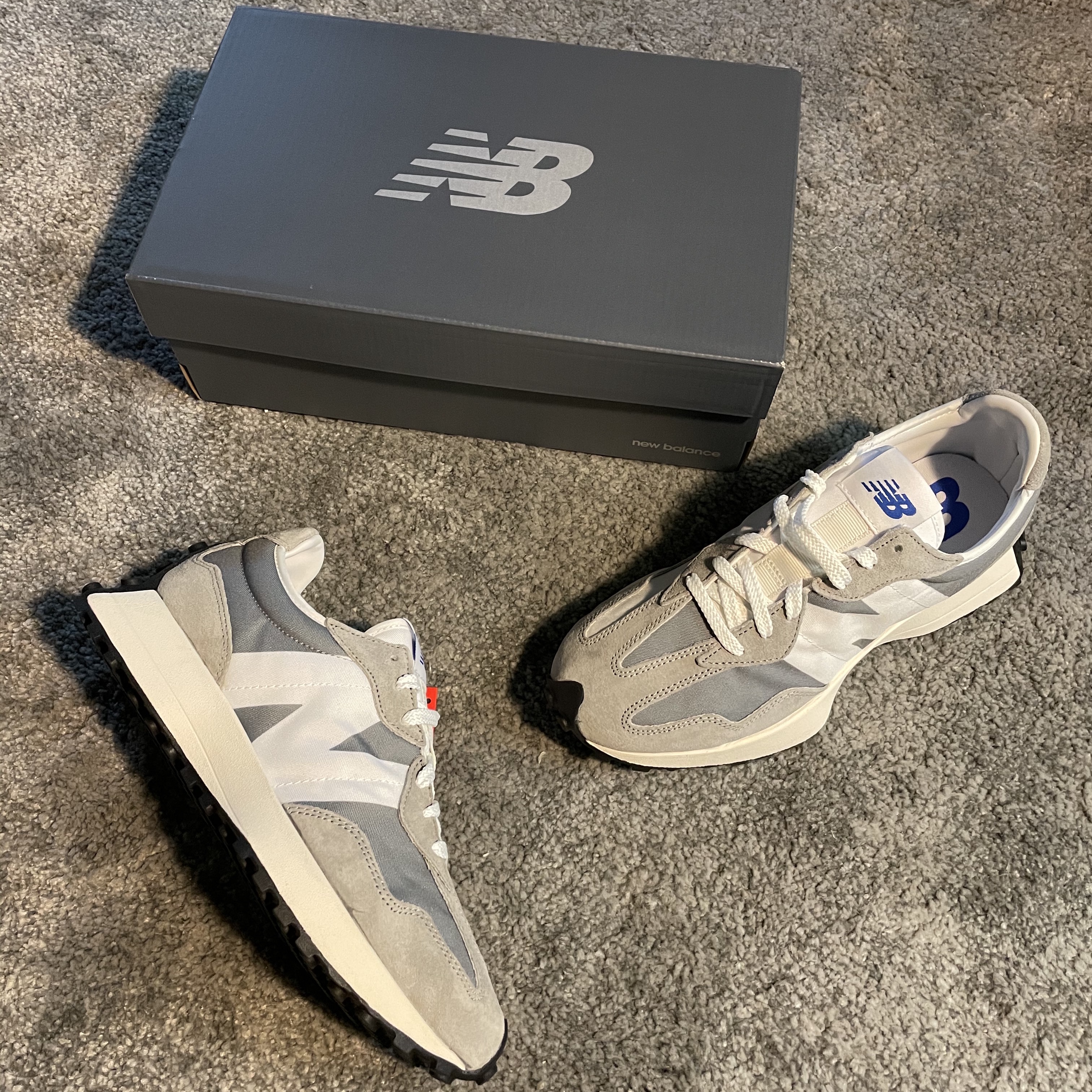 New Balance 327 Grey 착용 스타일
