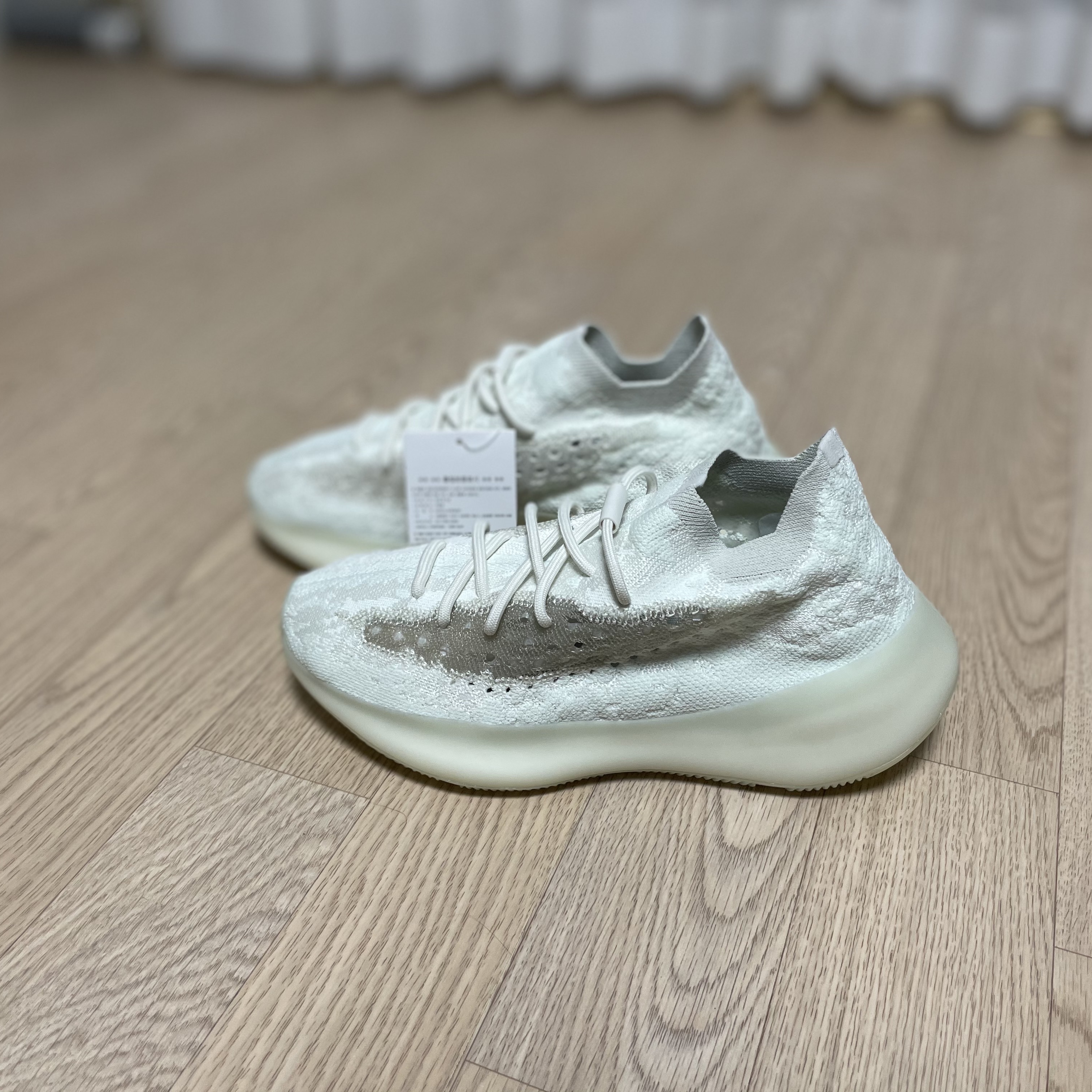Adidas Yeezy Boost 380 Calcite Glow 착용 스타일 - 3