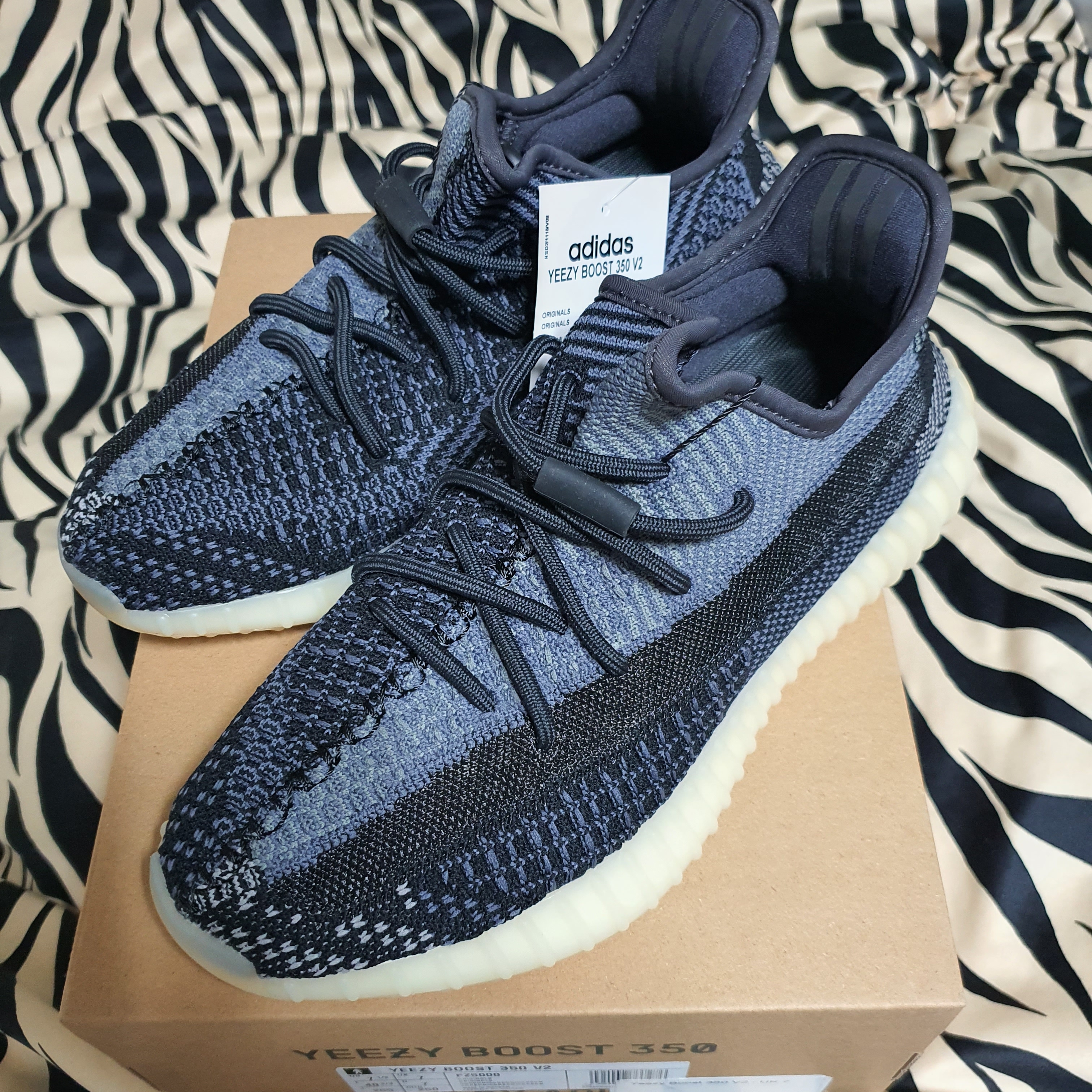 Adidas Yeezy Boost 350 V2 Carbon 착용 스타일