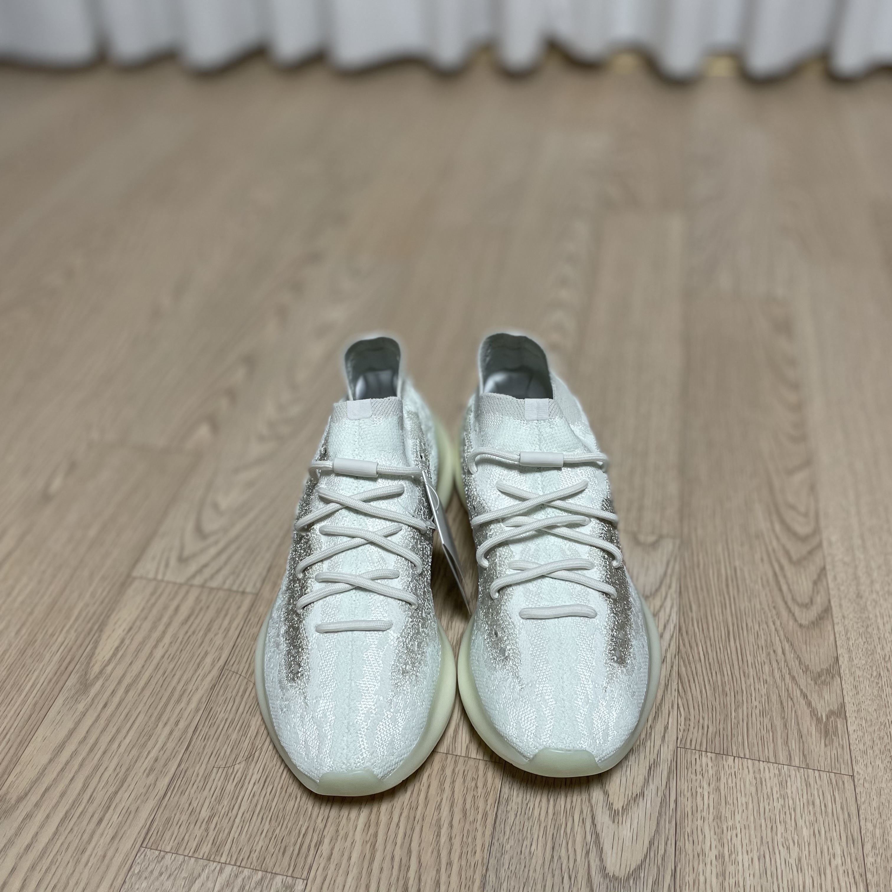 Adidas Yeezy Boost 380 Calcite Glow 착용 스타일 - 2