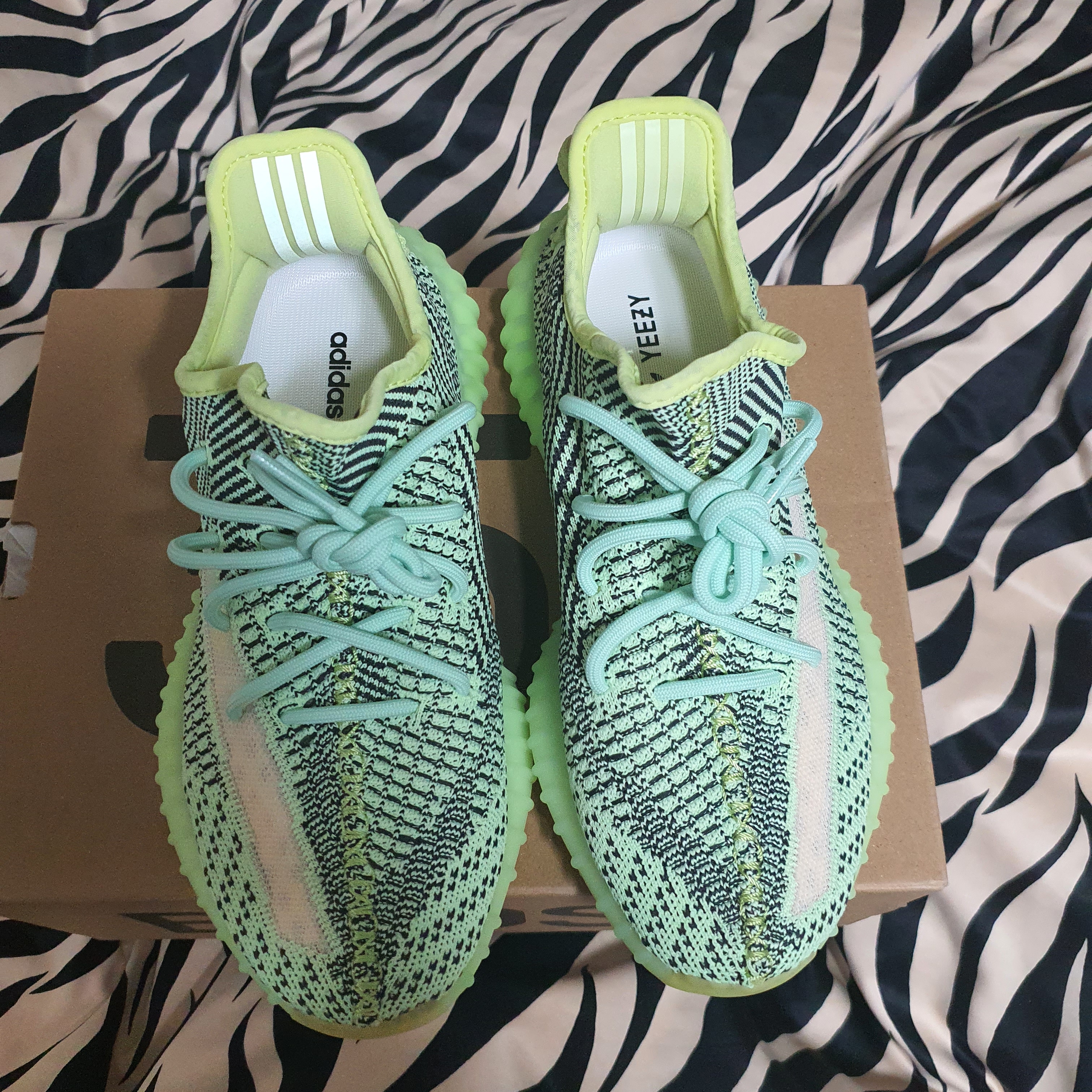 Adidas Yeezy Boost 350 V2 Yeezreel - Non-Reflective 착용 스타일
