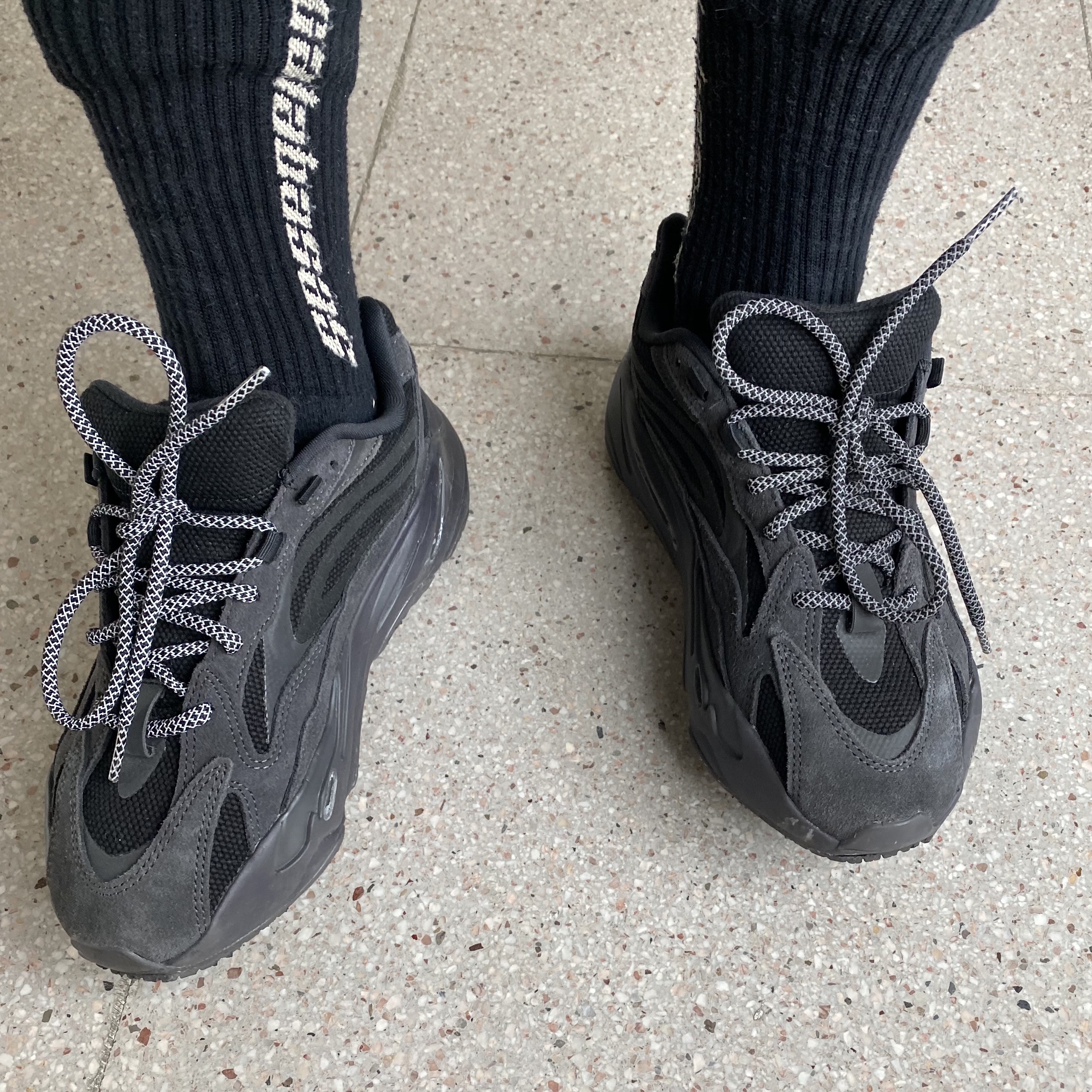 Adidas Yeezy Boost 700 V2 Vanta 2019 착용 스타일 - 2