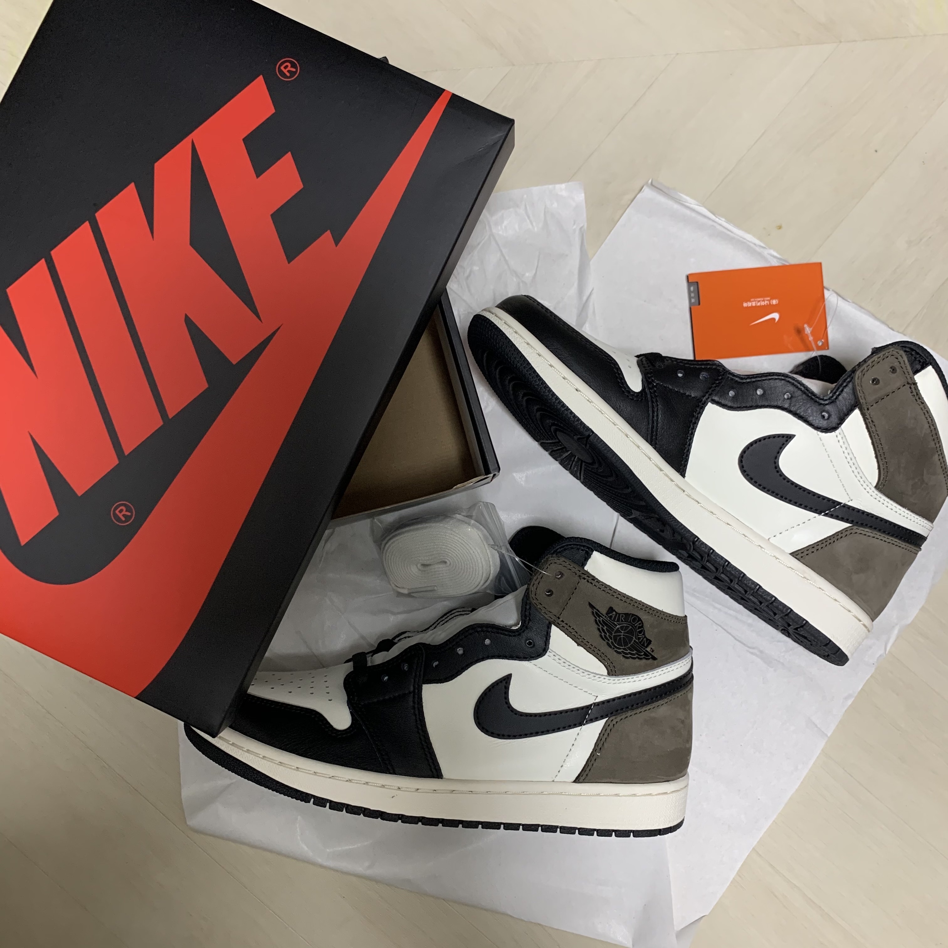 Jordan 1 Retro High OG Black Mocha 착용 스타일 - 1