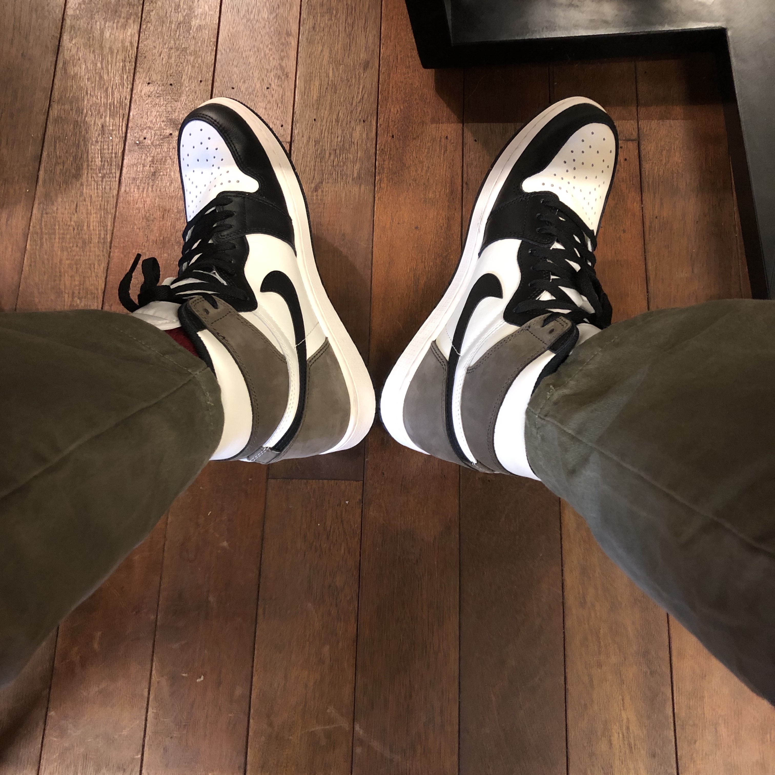 Jordan 1 Retro High OG Black Mocha 착용 스타일