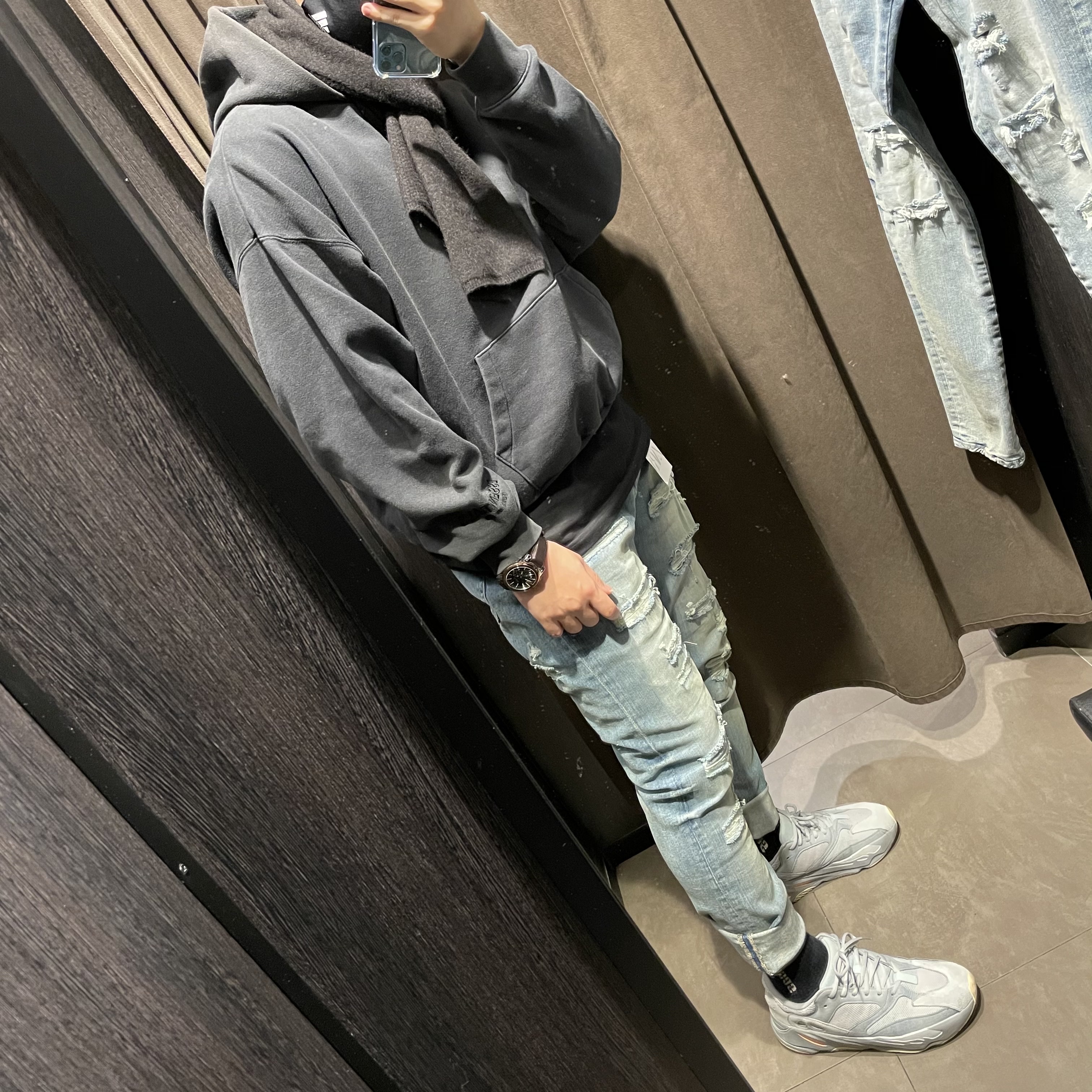 Adidas Yeezy Boost 700 Inertia 착용 스타일