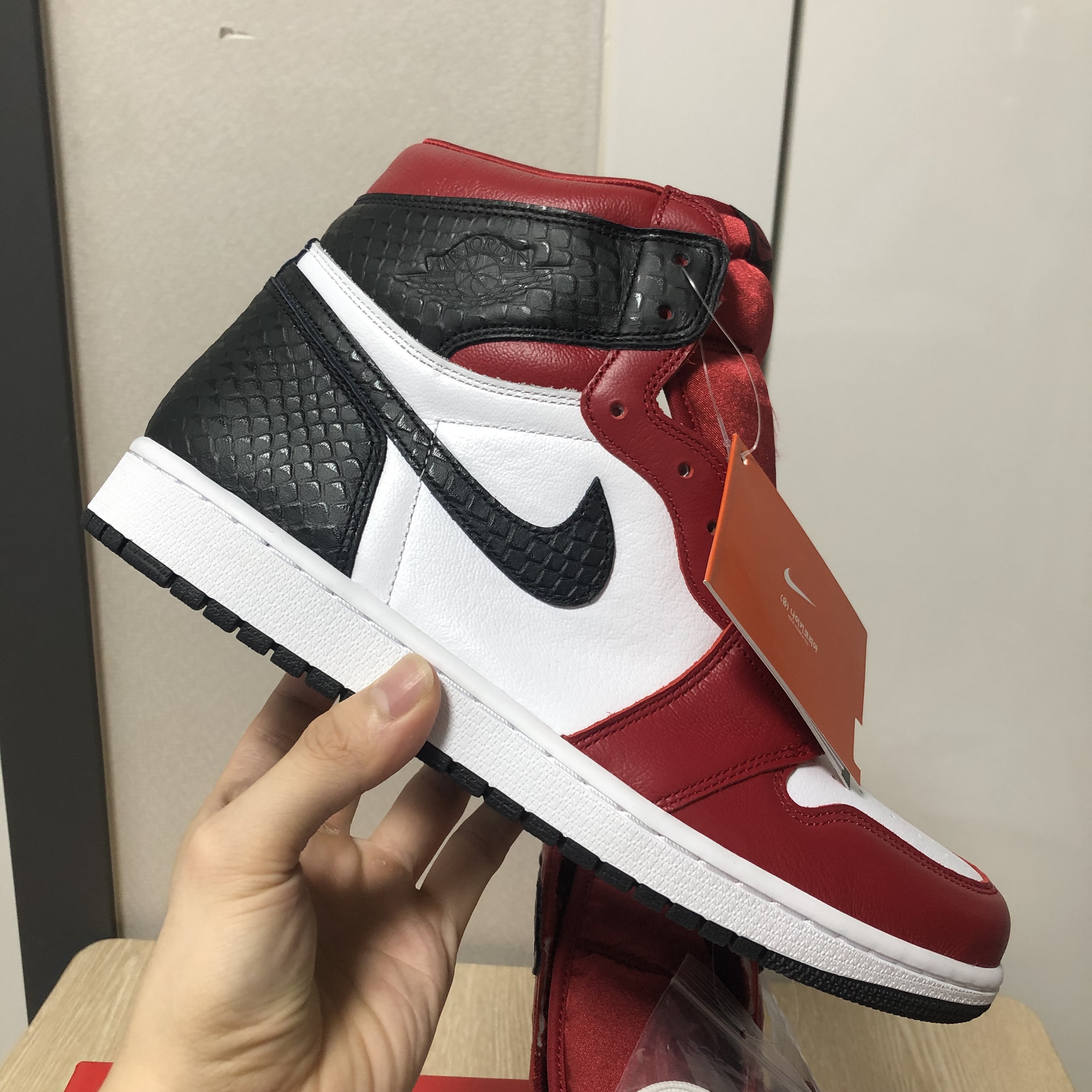(W) Jordan 1 Retro High Satin Red 착용 스타일