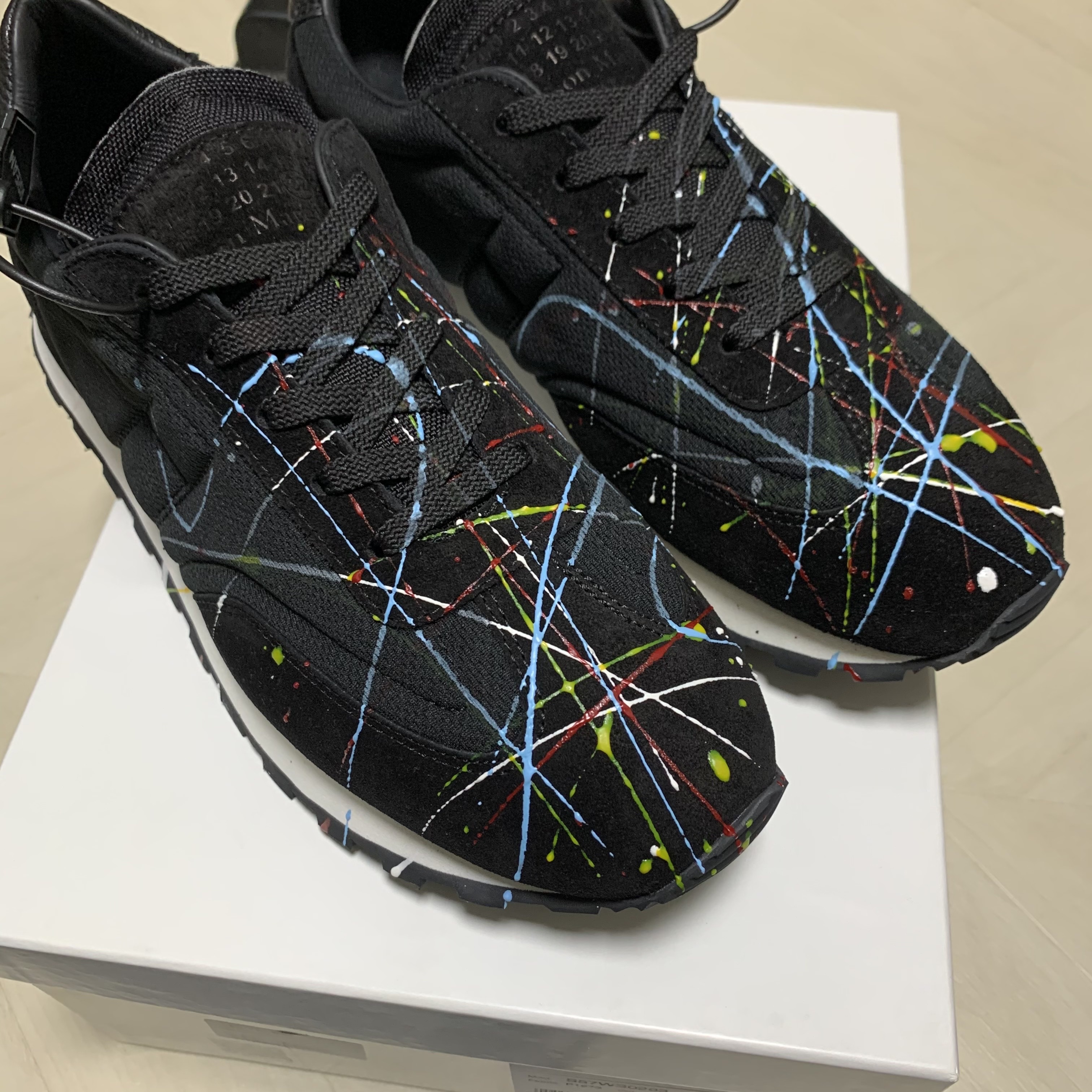 Maison Margiela Replica Paint Runners Black 착용 스타일 - 1