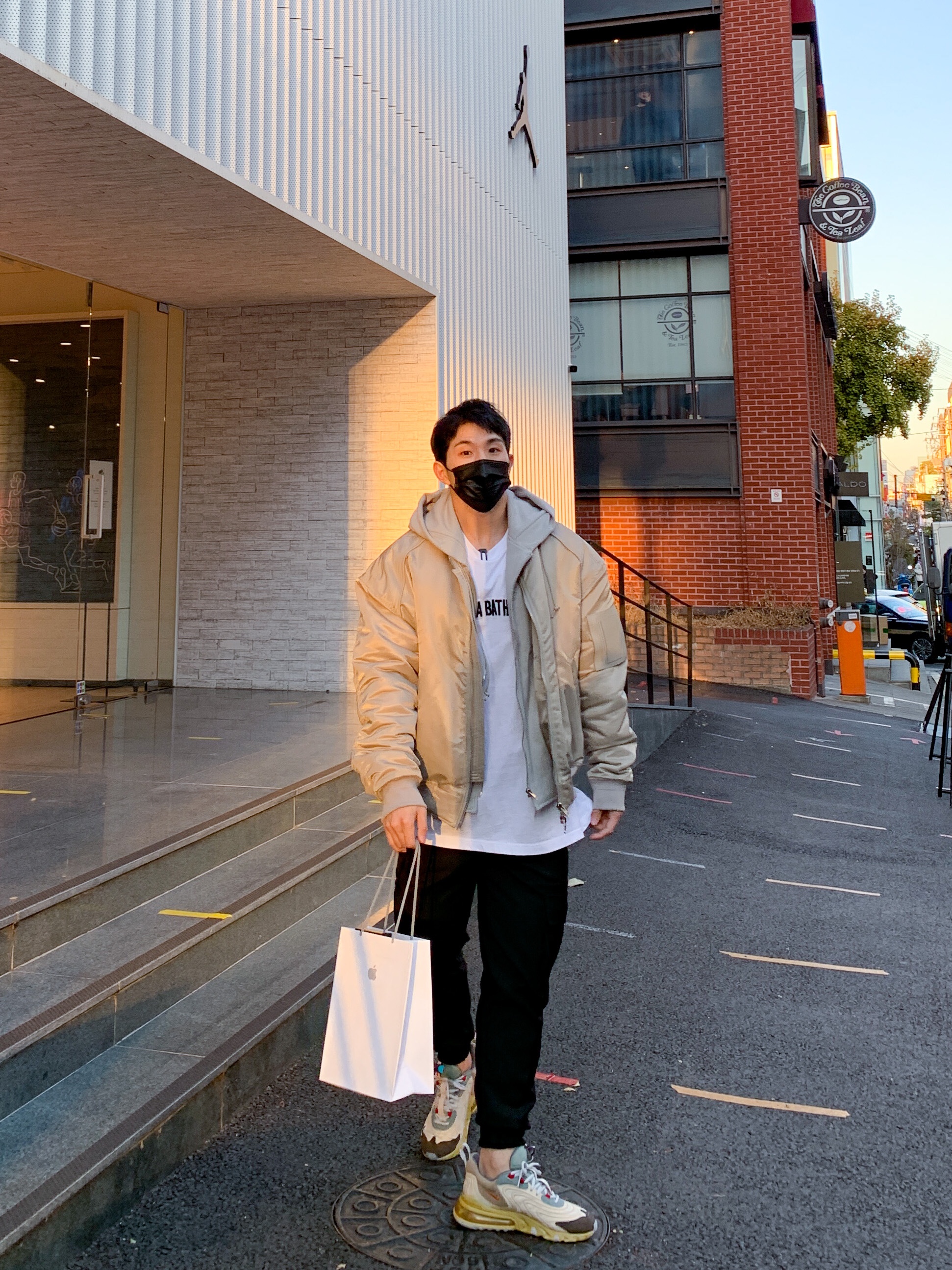 Nike x Travis Scott Air Max 270 React Cactus Trails 착용 스타일 - 2