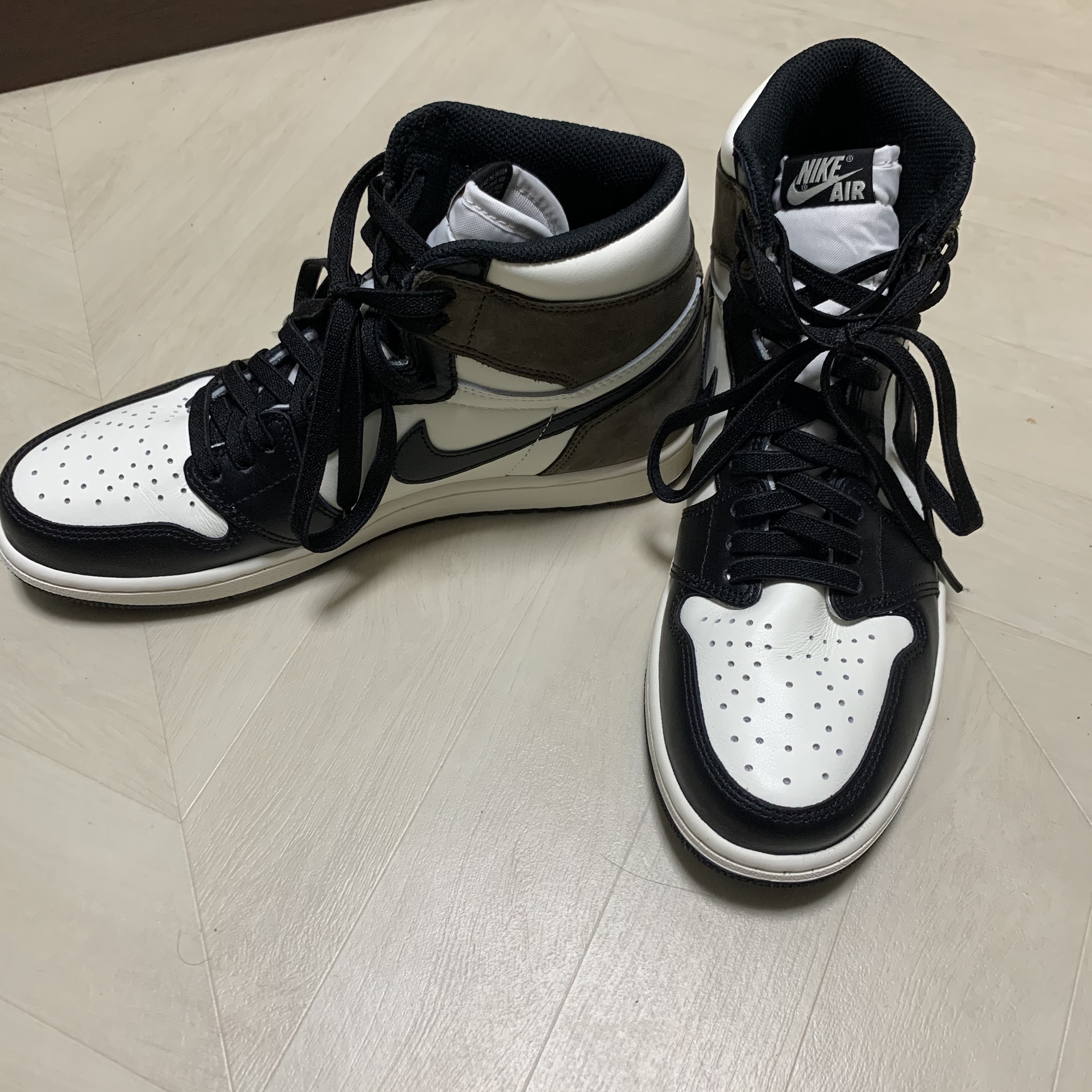 Jordan 1 Retro High OG Black Mocha 착용 스타일 - 2