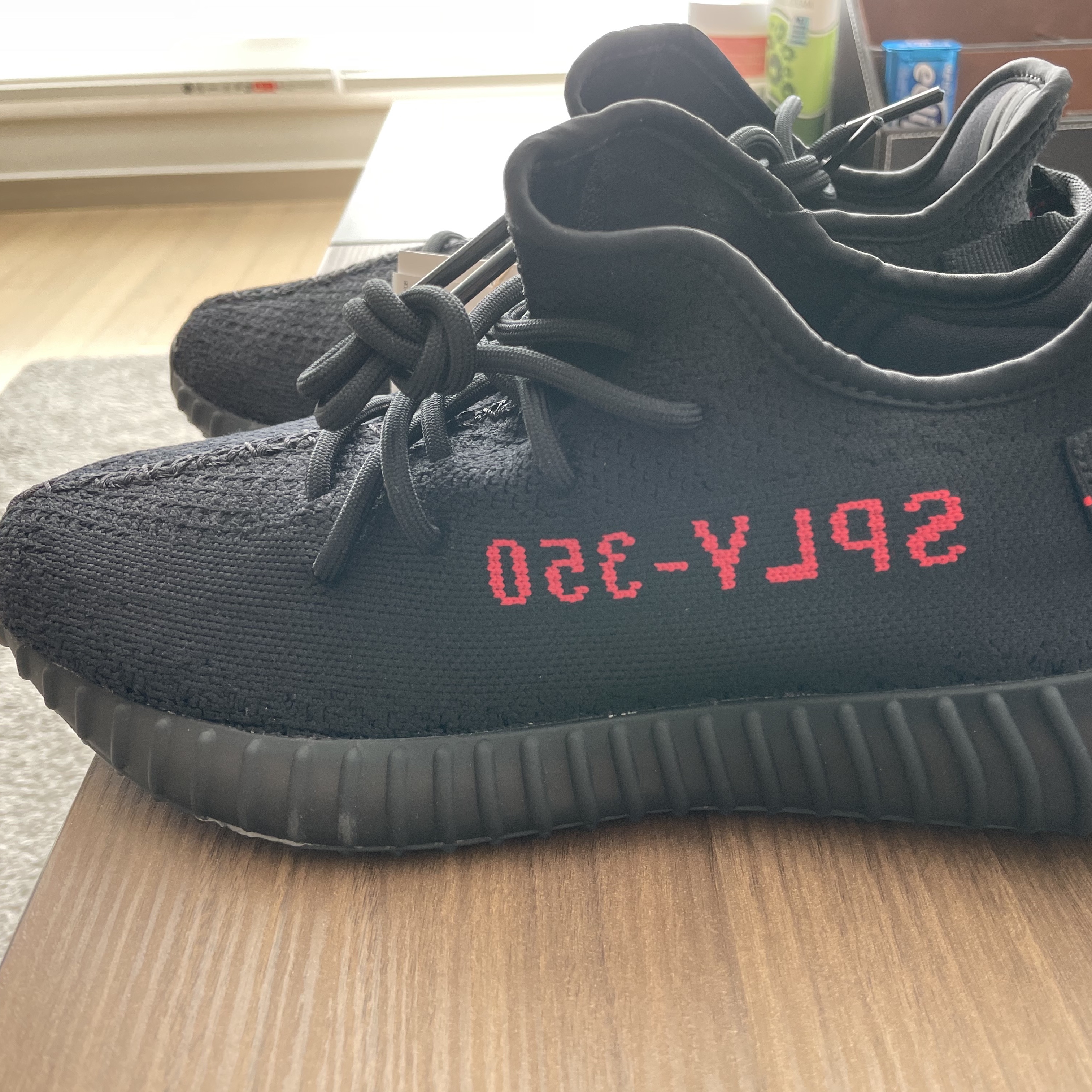 Adidas Yeezy Boost 350 V2 Black Red 2020 착용 스타일
