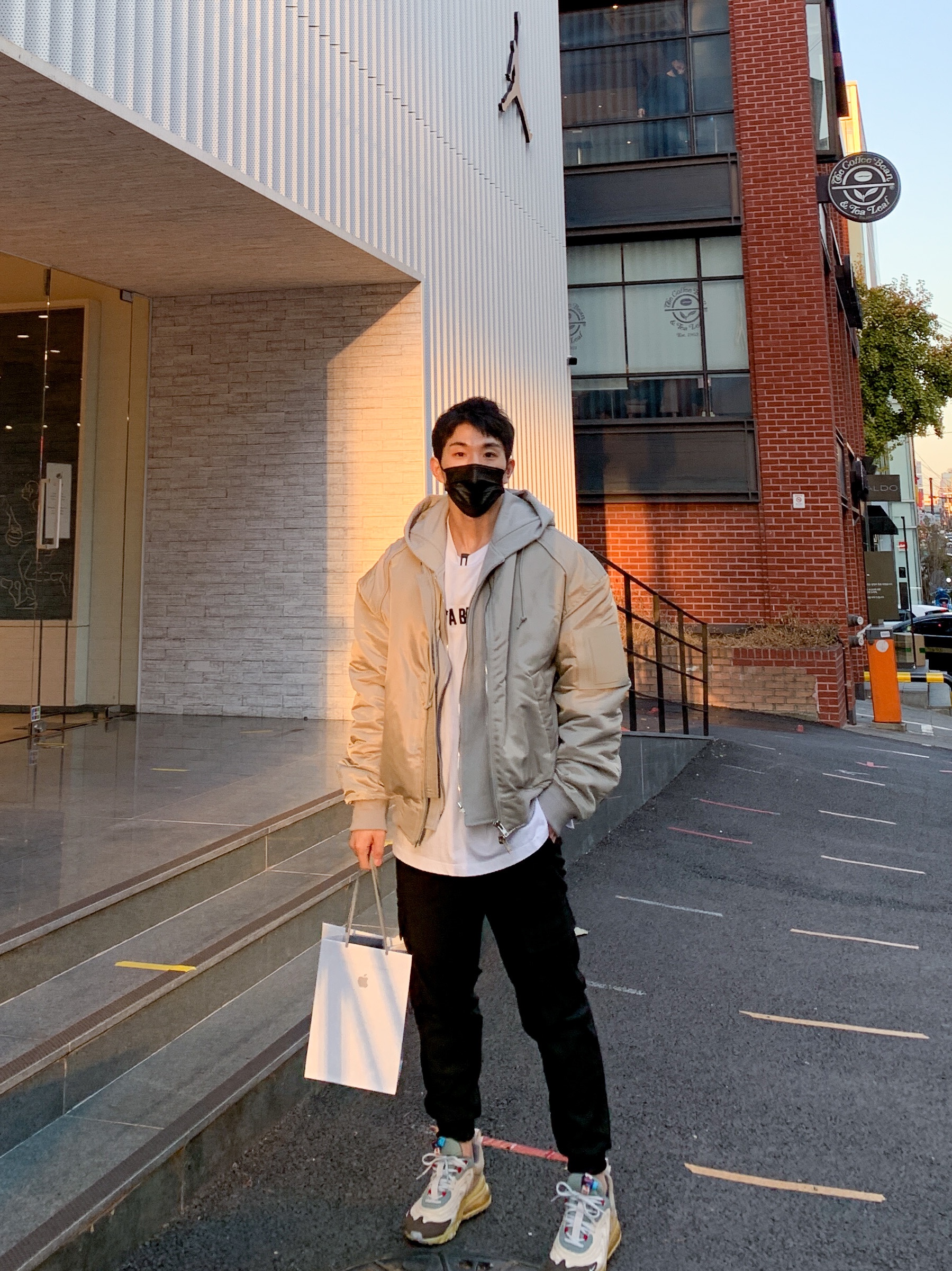 Nike x Travis Scott Air Max 270 React Cactus Trails 착용 스타일 - 1