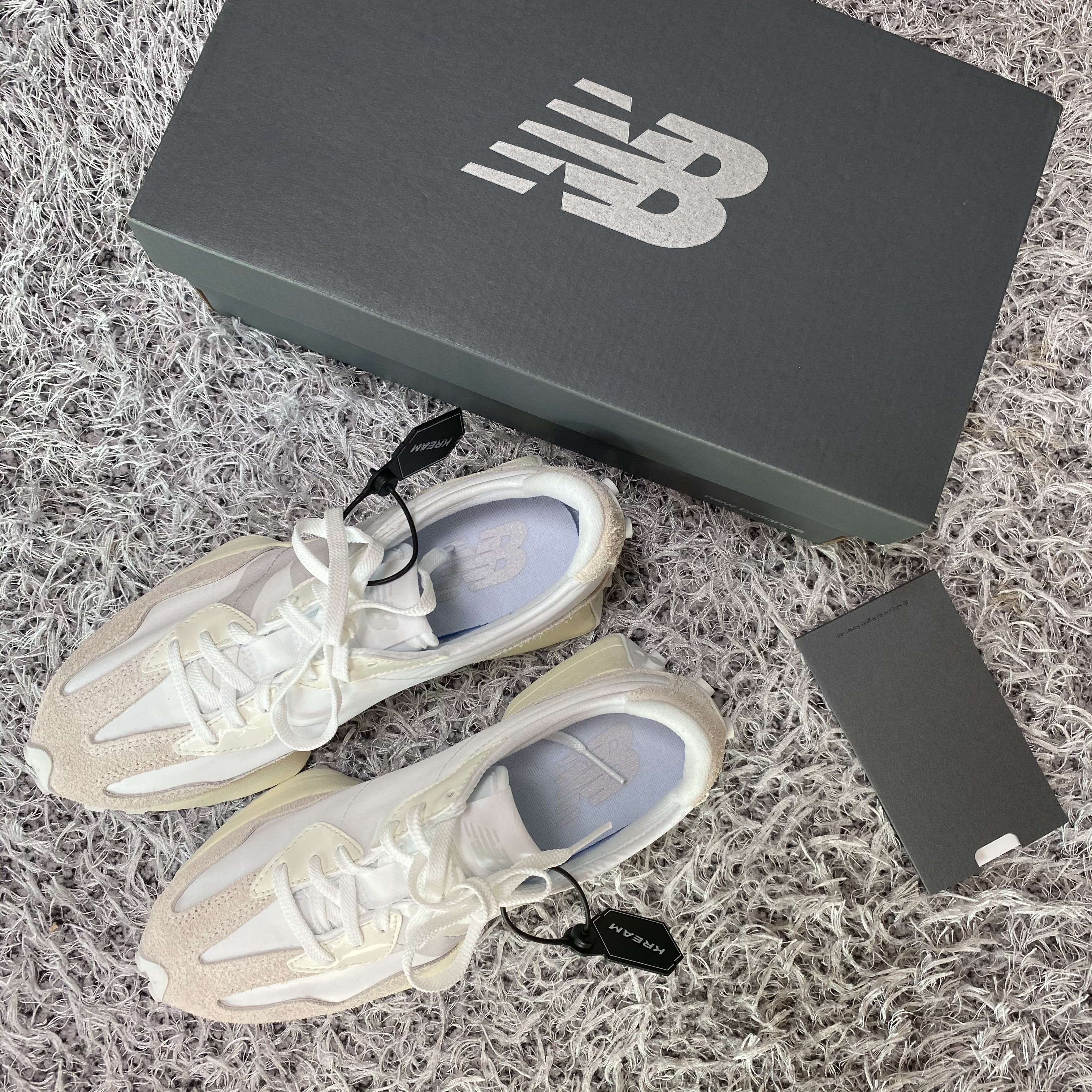 (W) New Balance 327 White Moonbeam 착용 스타일