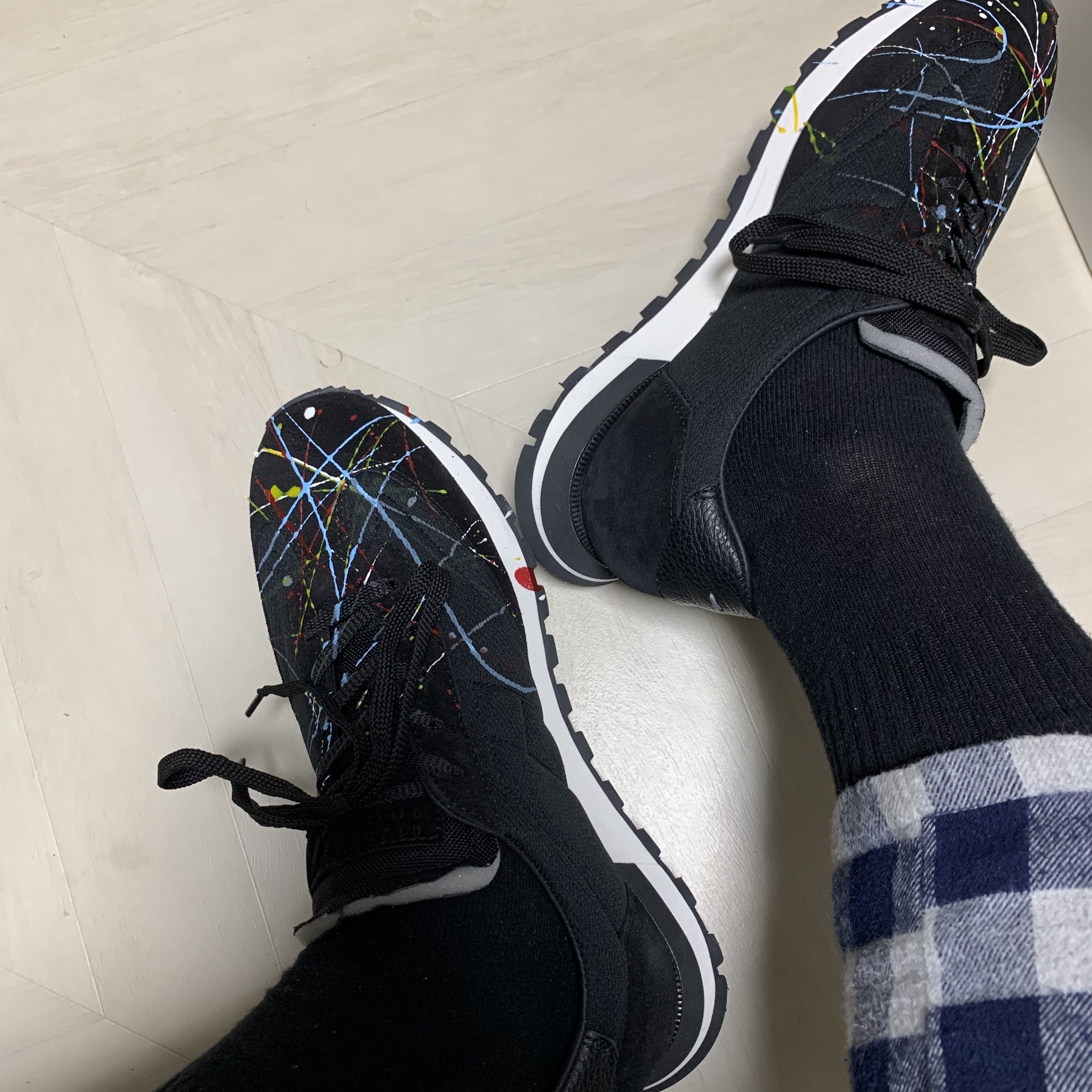 Maison Margiela Replica Paint Runners Black 착용 스타일 - 2