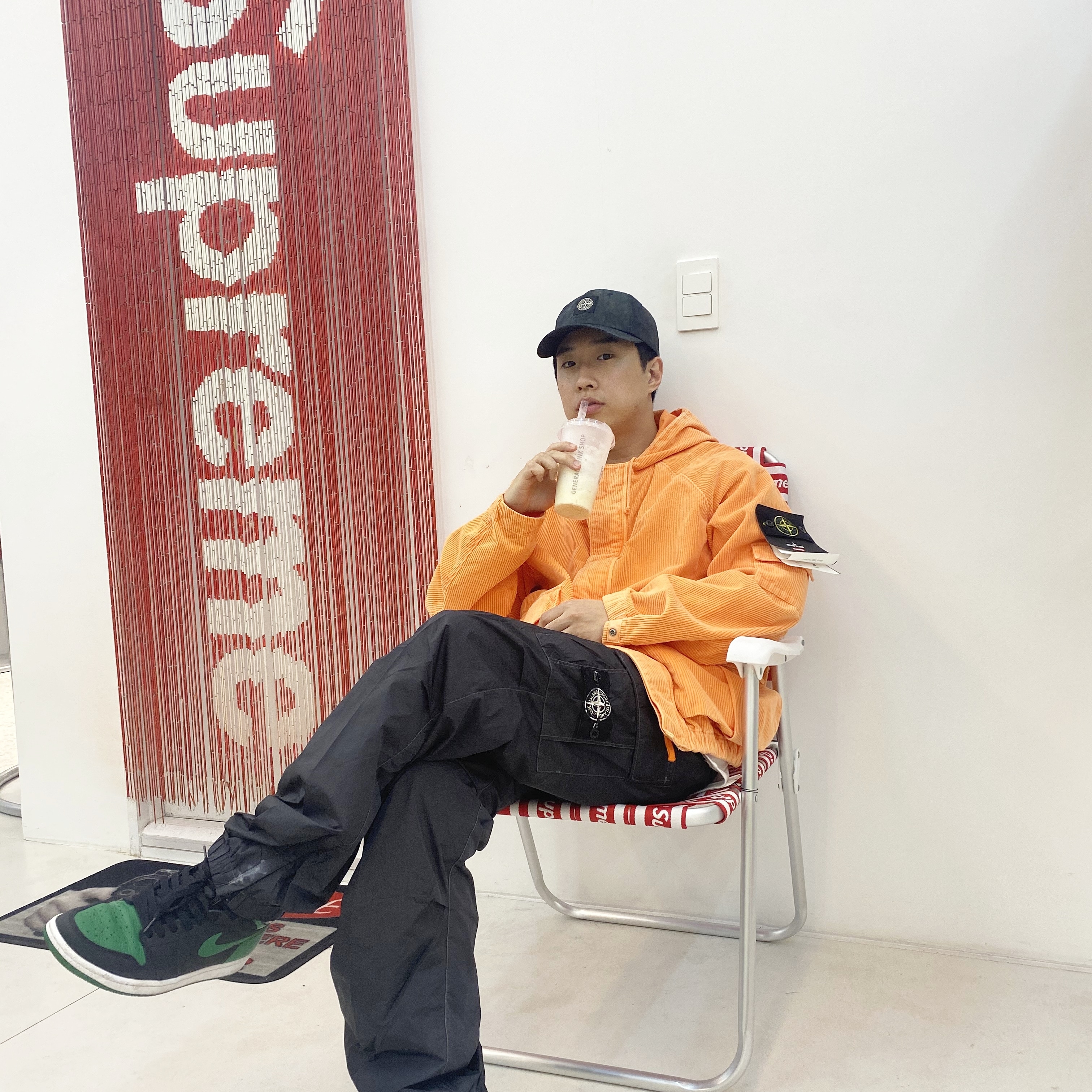 Jordan 1 Retro High OG Pine Green Black, Supreme x Stone Island Corduroy Jacket Orange - 20FW 착용 스타일