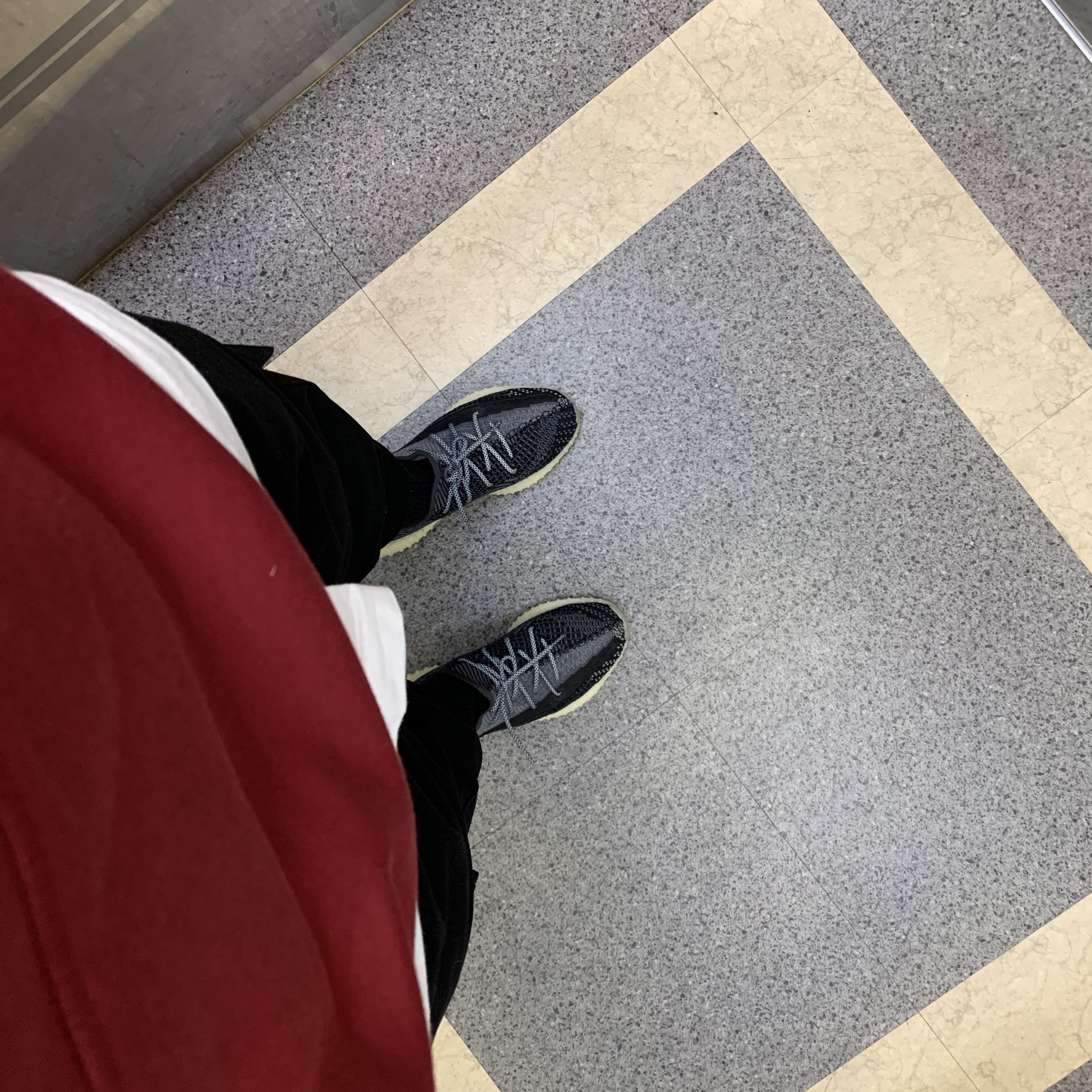 Adidas Yeezy Boost 350 V2 Carbon 착용 스타일