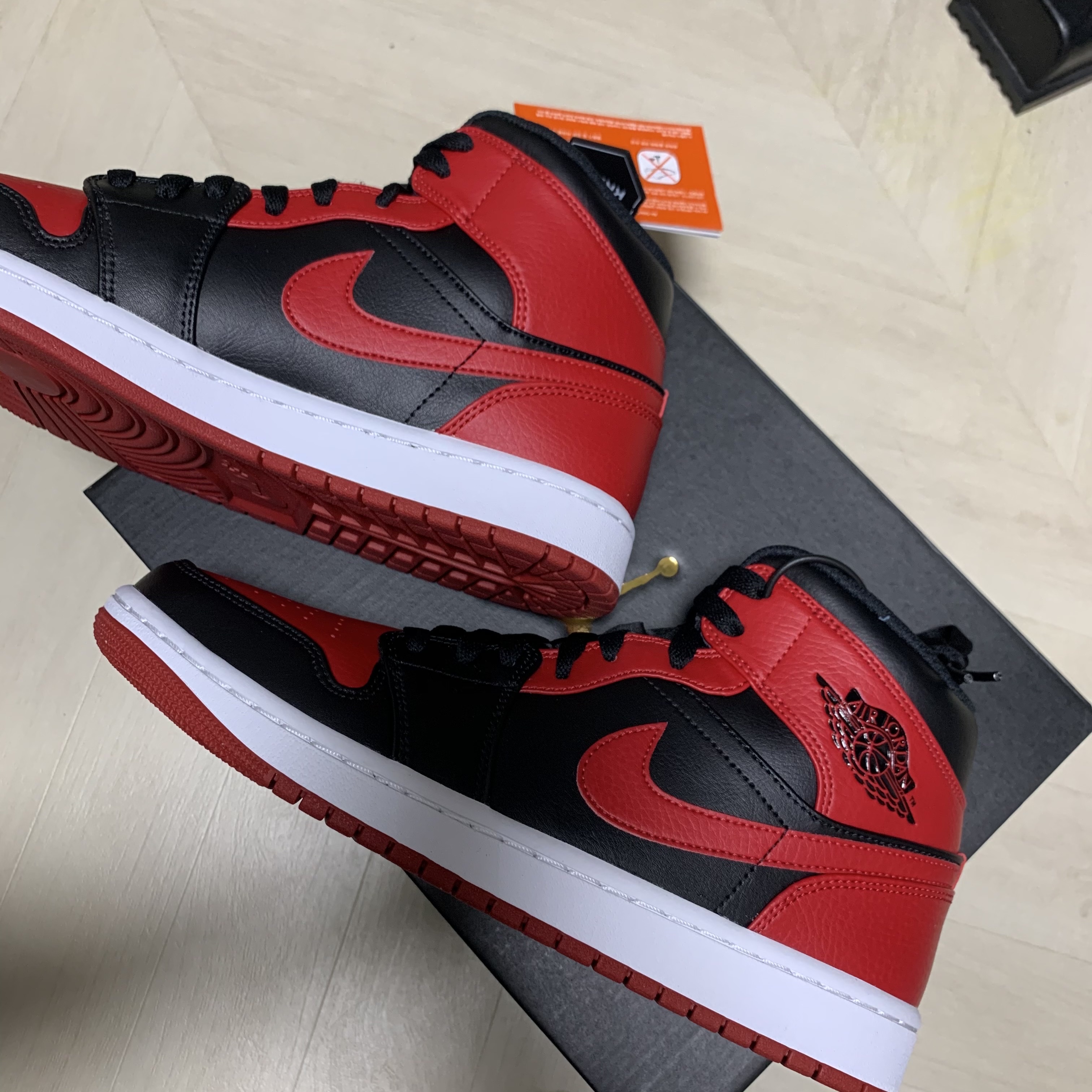 Jordan 1 Mid Bred Banned 2020 착용 스타일 - 3