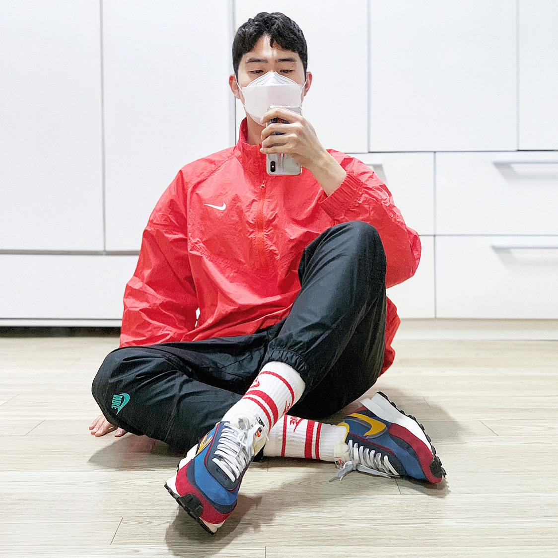Nike x Sacai LDWaffle Blue Multi, Nike x Stussy Windrunner Jacket Habanero Red 착용 스타일