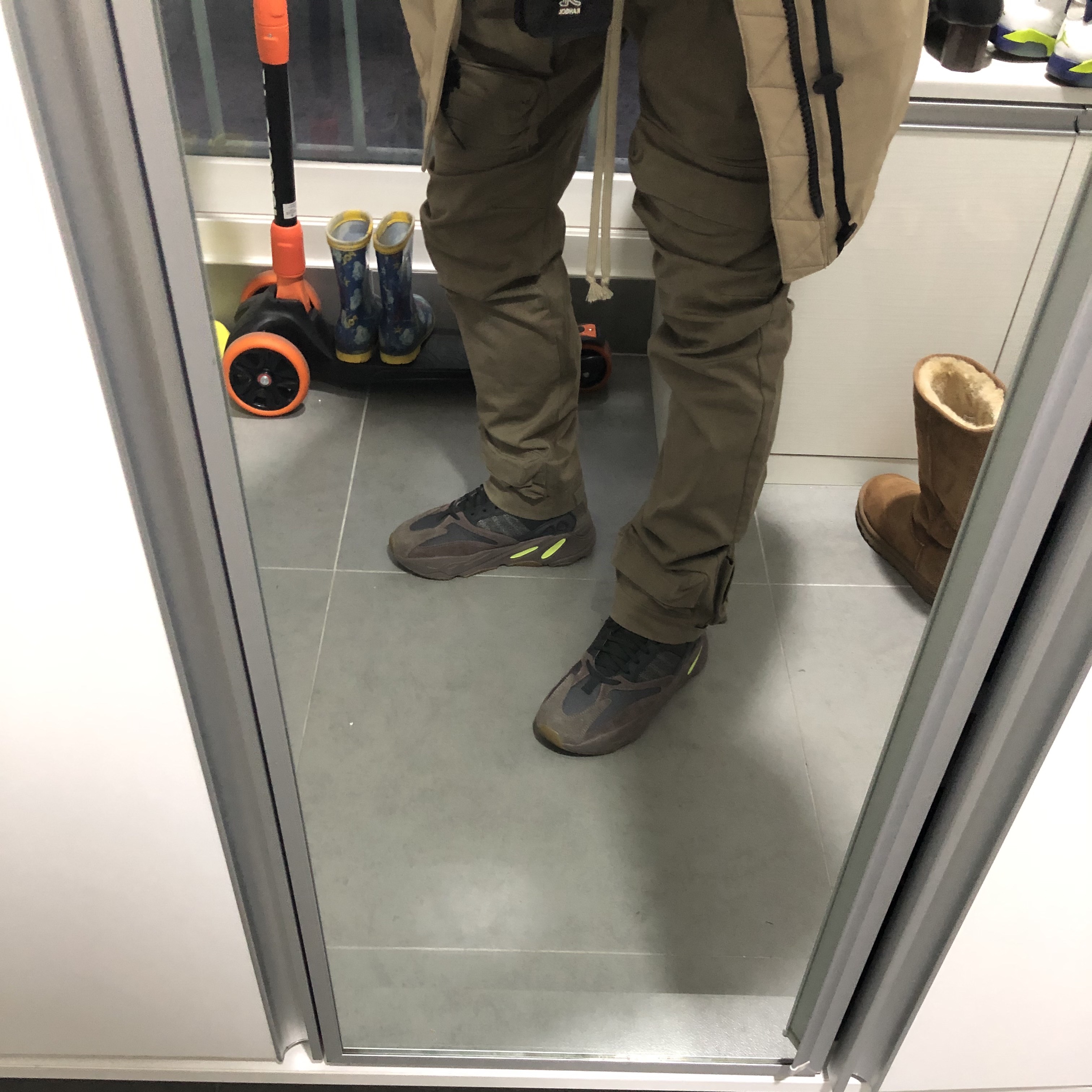 Adidas Yeezy Boost 700 Mauve 착용 스타일 - 3