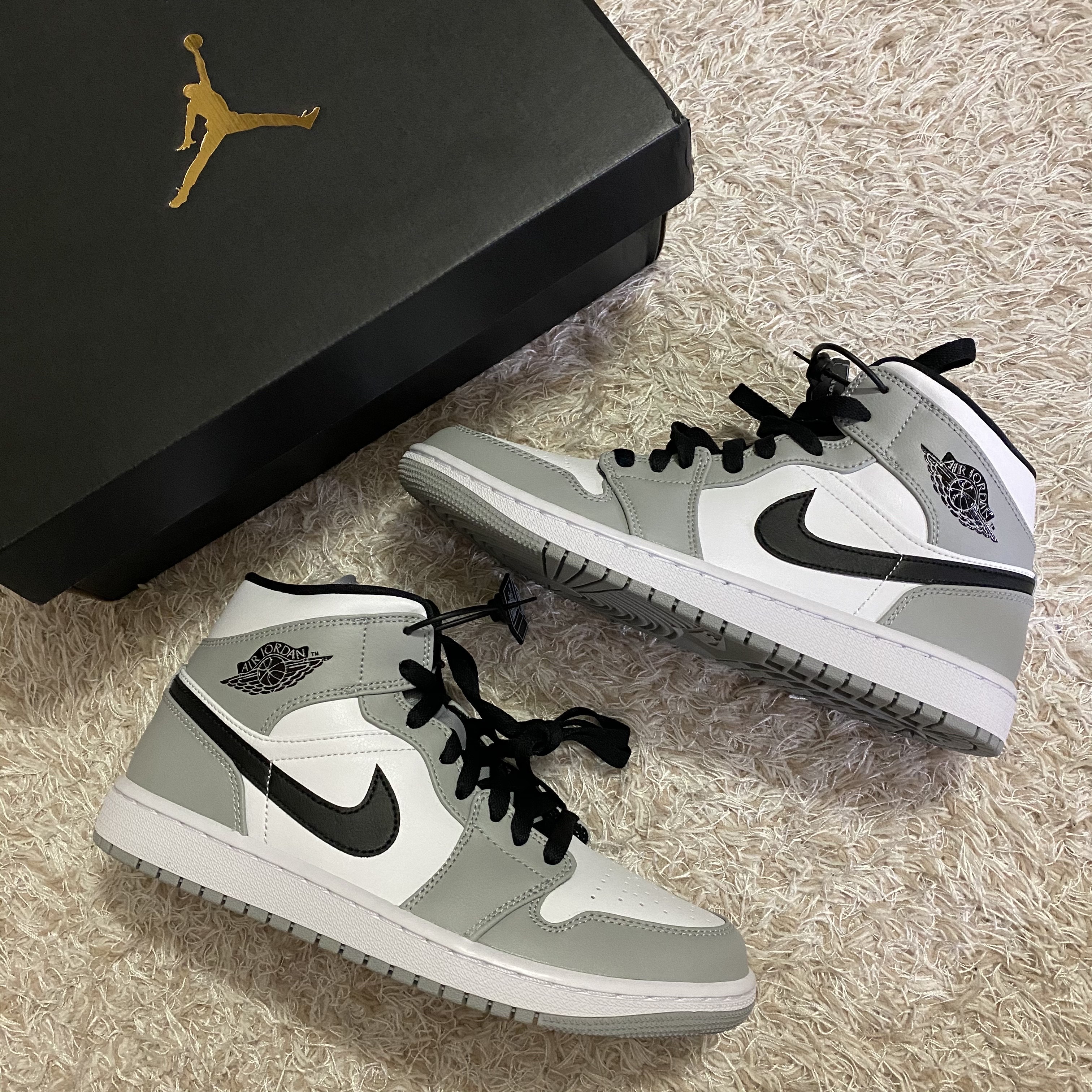 Jordan 1 Mid Light Smoke Grey 착용 스타일 - 5