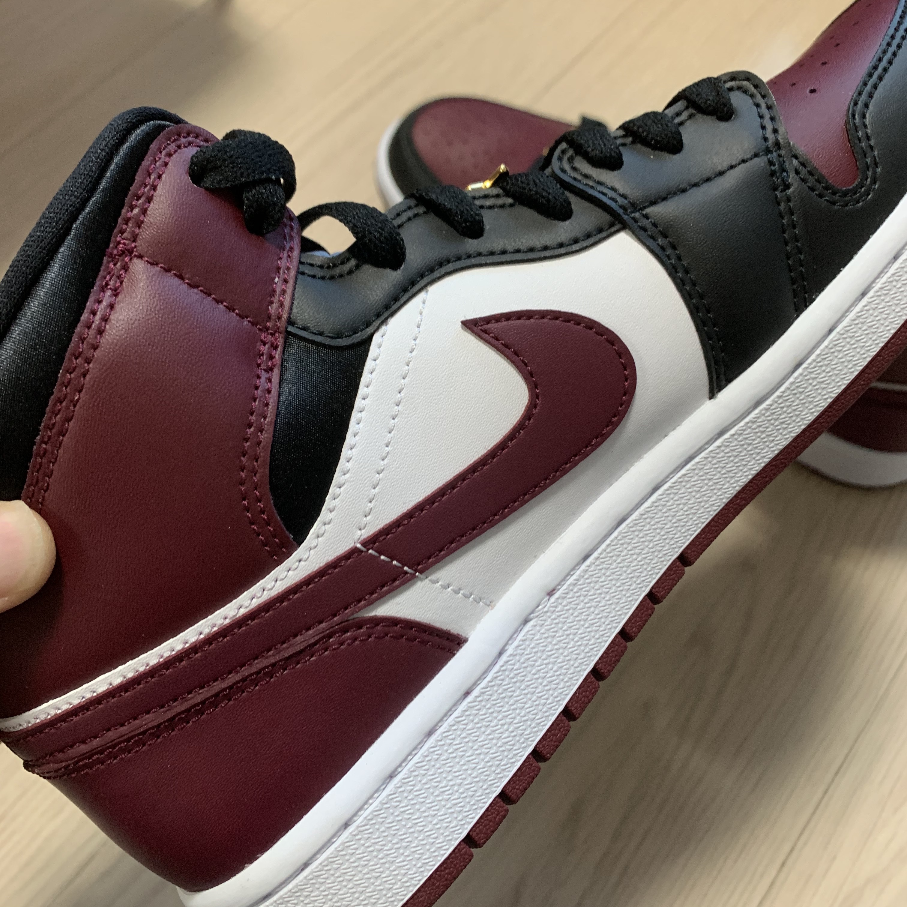 (W) Jordan 1 Mid SE Dark Beetroot 착용 스타일 - 2