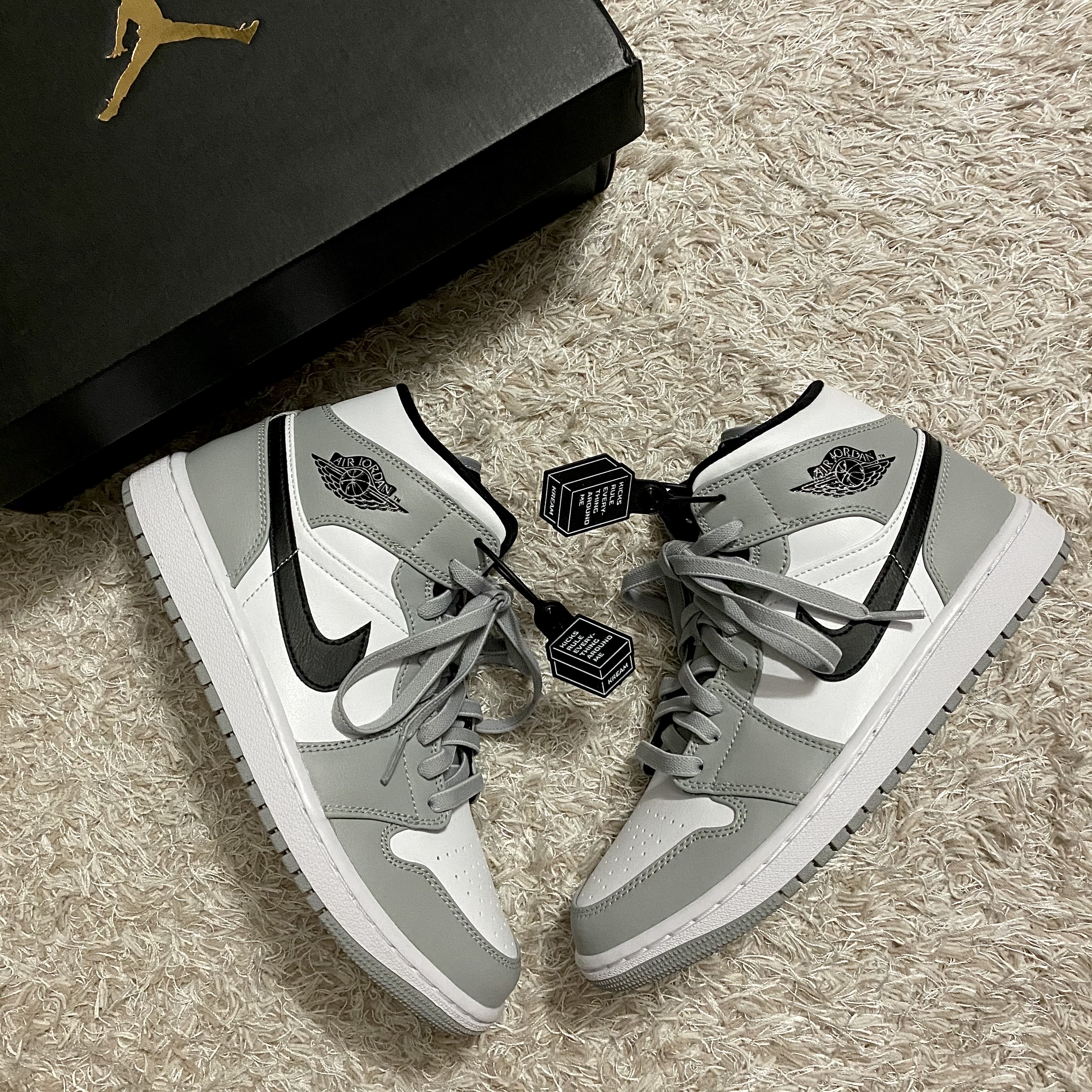 Jordan 1 Mid Light Smoke Grey 착용 스타일 - 3