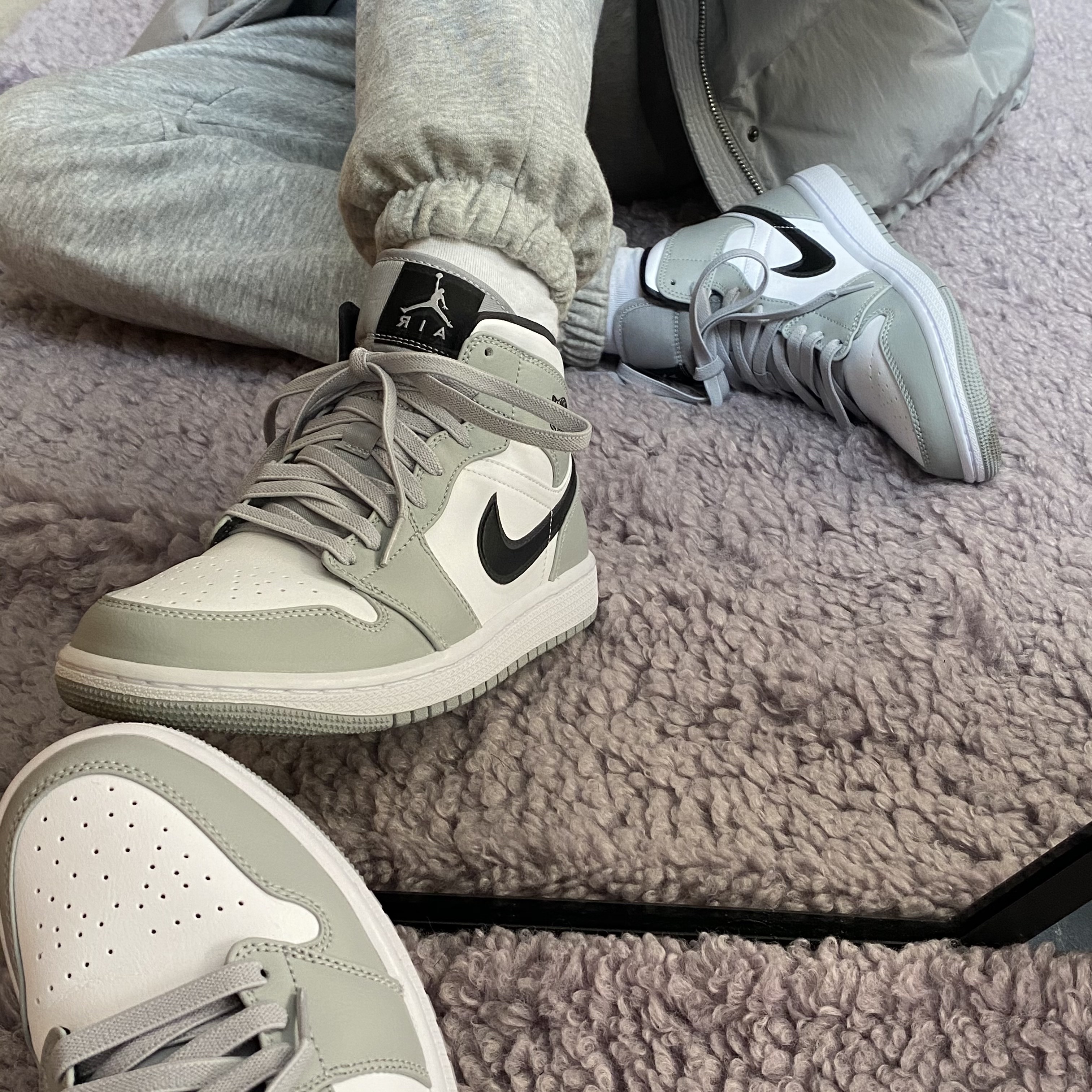 Jordan 1 Mid Light Smoke Grey 착용 스타일 - 3