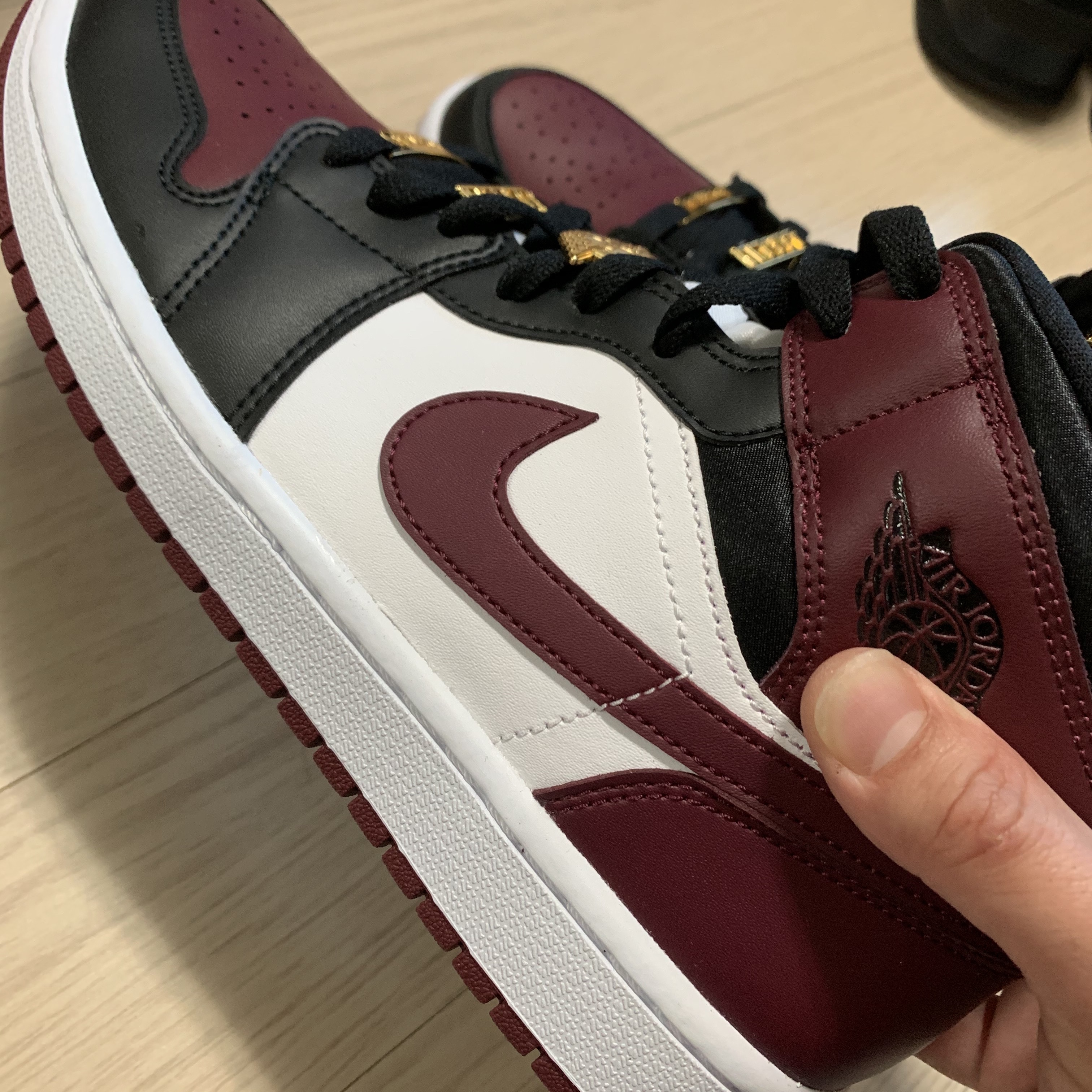 (W) Jordan 1 Mid SE Dark Beetroot 착용 스타일 - 1