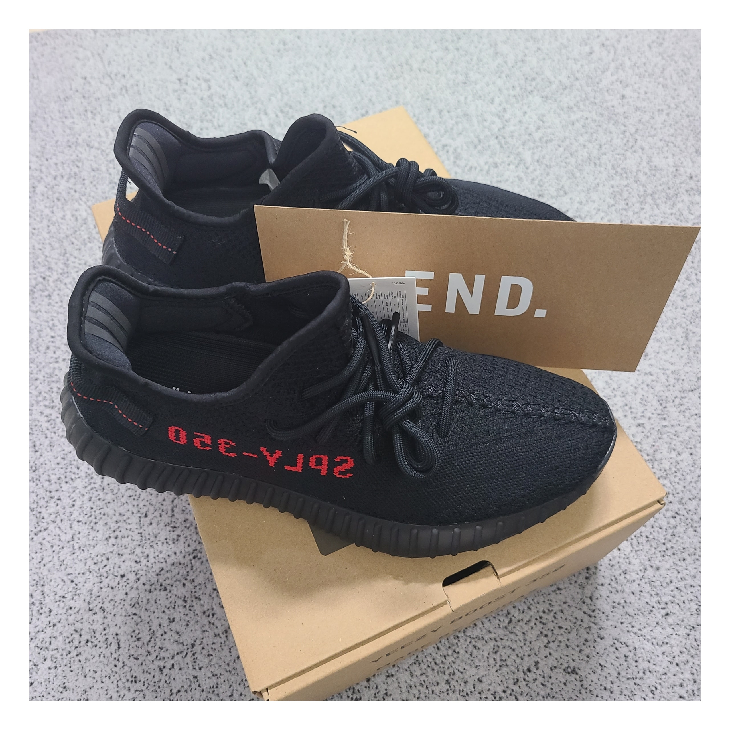 Adidas Yeezy Boost 350 V2 Black Red 2020 착용 스타일
