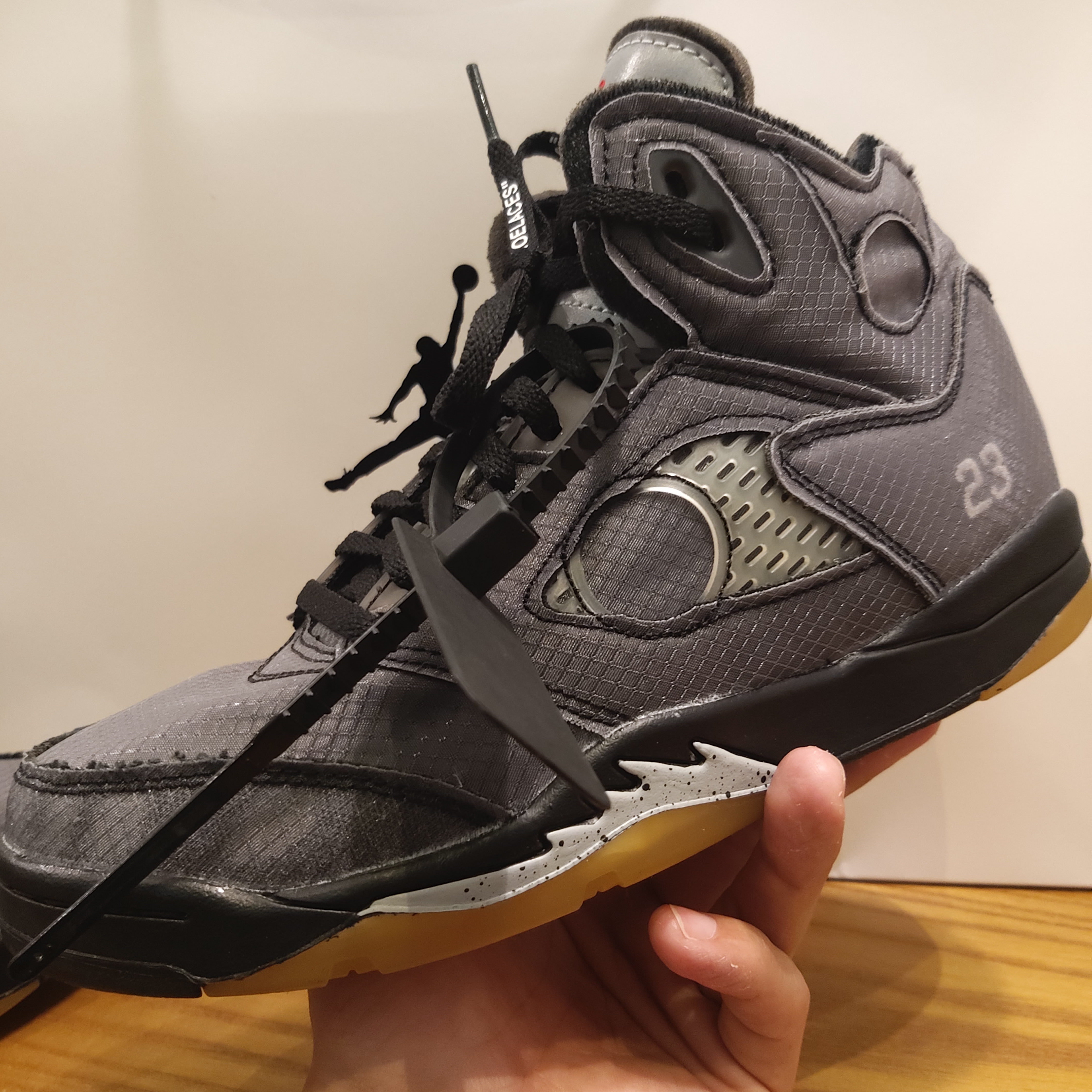 Jordan 5 x Off-White Retro SP Black Muslin 착용 스타일 - 1