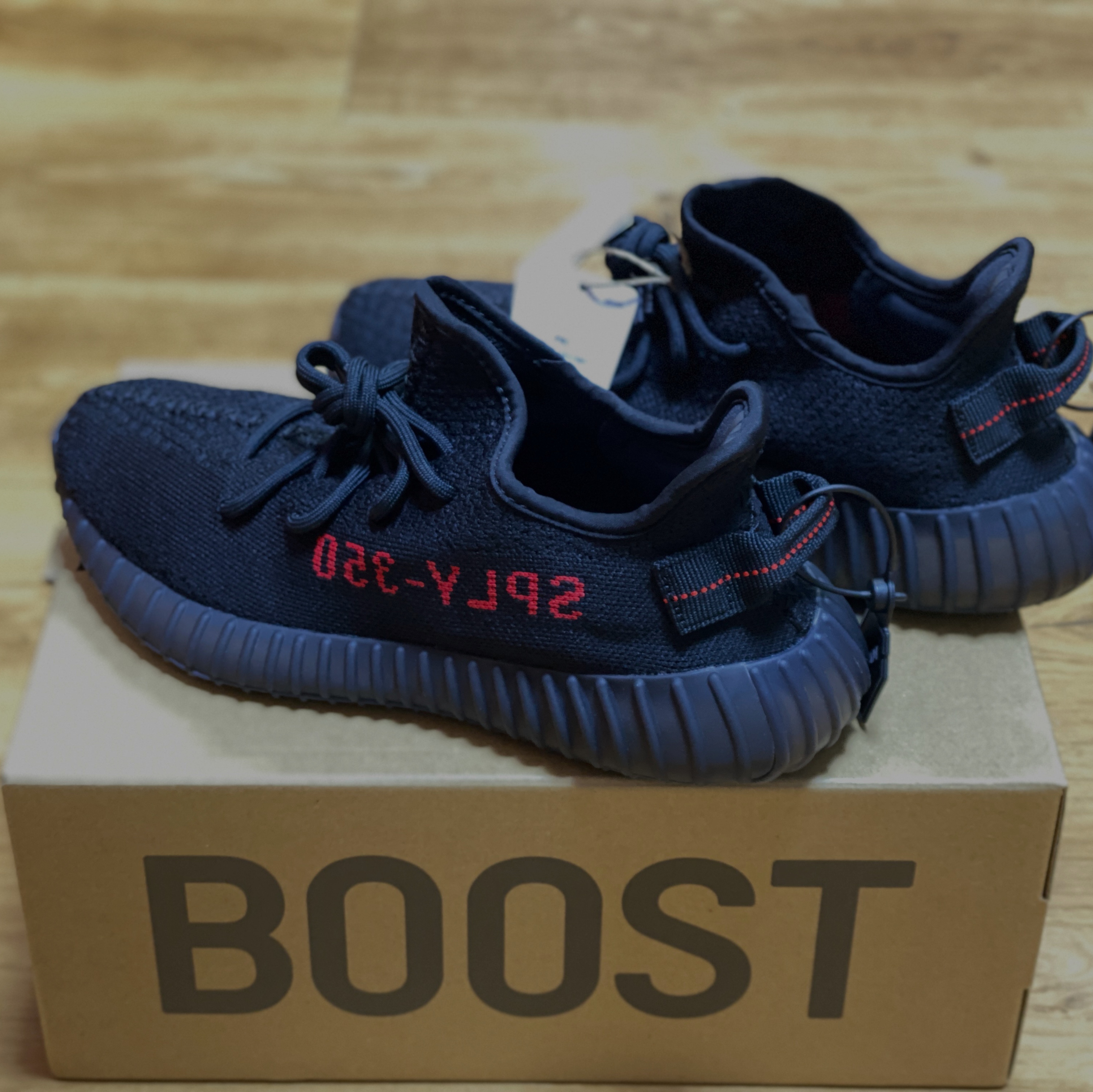 Adidas Yeezy Boost 350 V2 Black Red 2020 착용 스타일