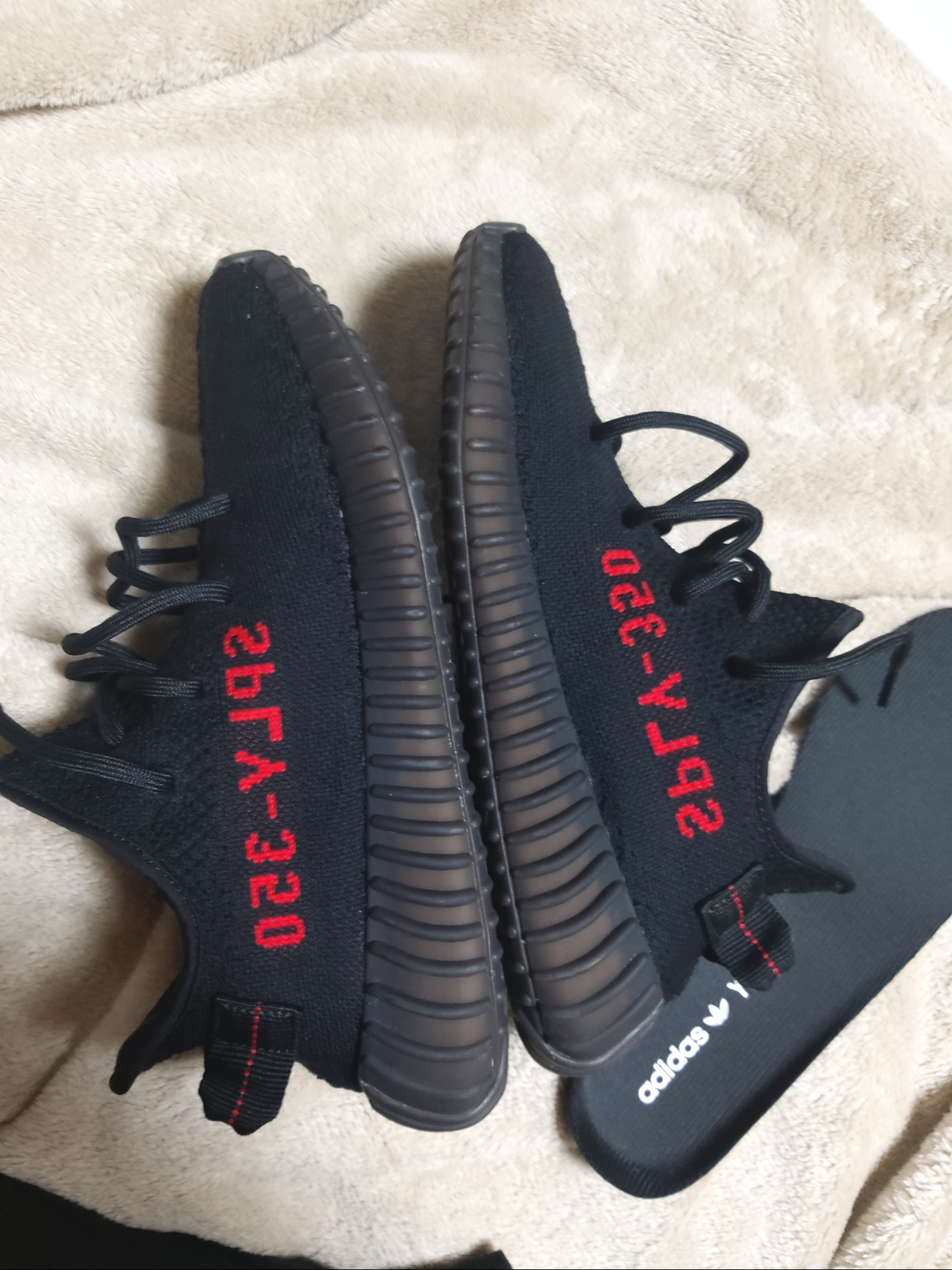 Adidas Yeezy Boost 350 V2 Black Red 2017 착용 스타일