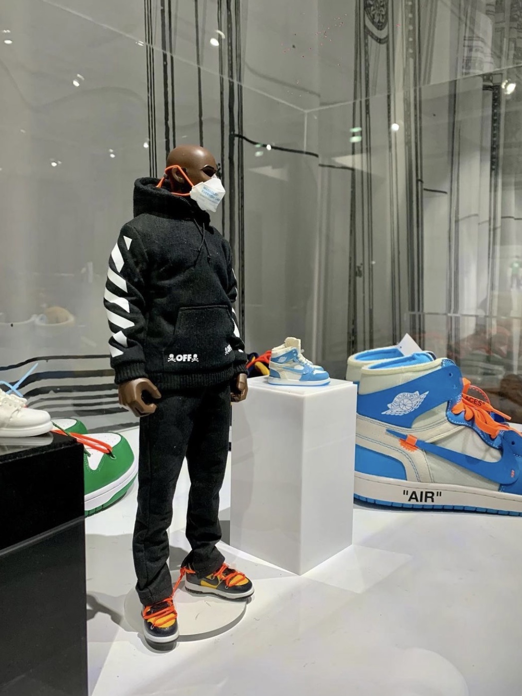 Jordan 1 x Off-White Retro High University Blue, Nike x Off-White Dunk Low Pine Green 착용 스타일