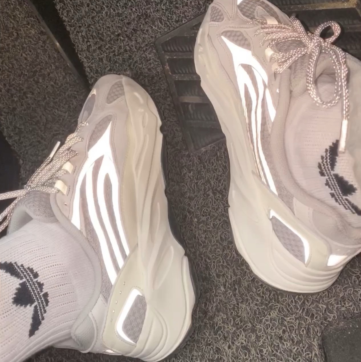 Adidas Yeezy Boost 700 V2 Static 2018 착용 스타일 - 3