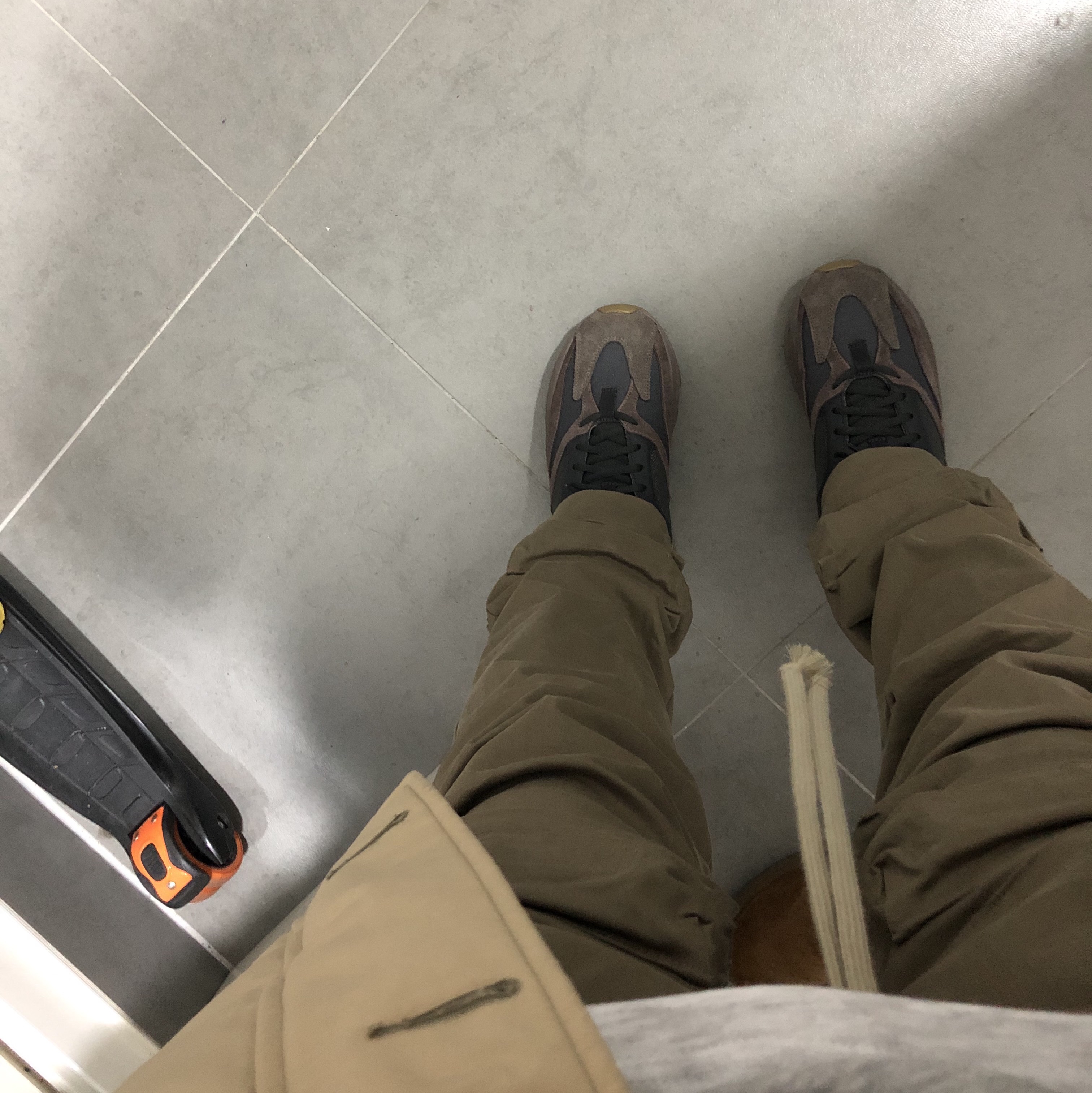 Adidas Yeezy Boost 700 Mauve 착용 스타일 - 2