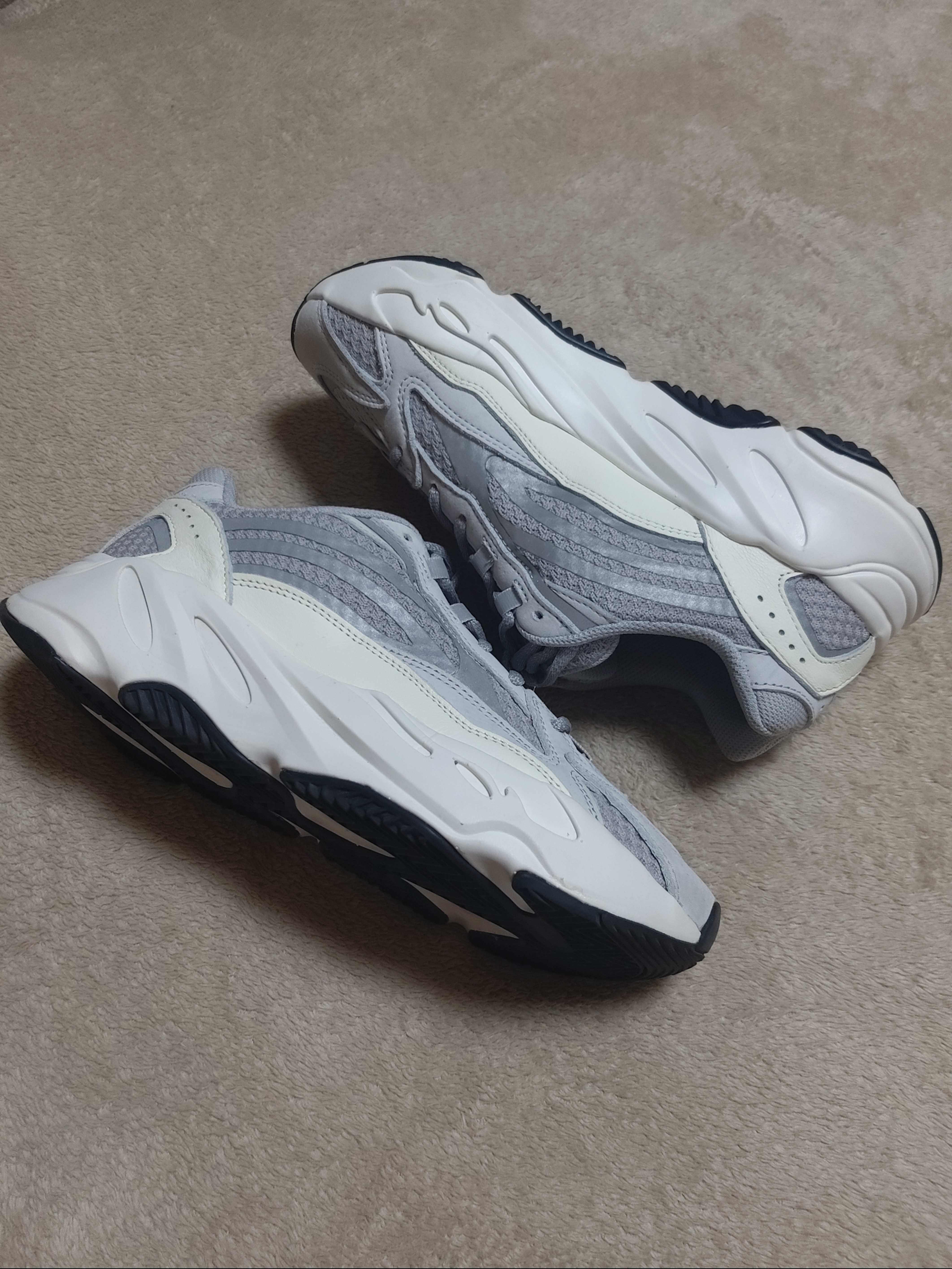 Adidas Yeezy Boost 700 V2 Static 2018 착용 스타일