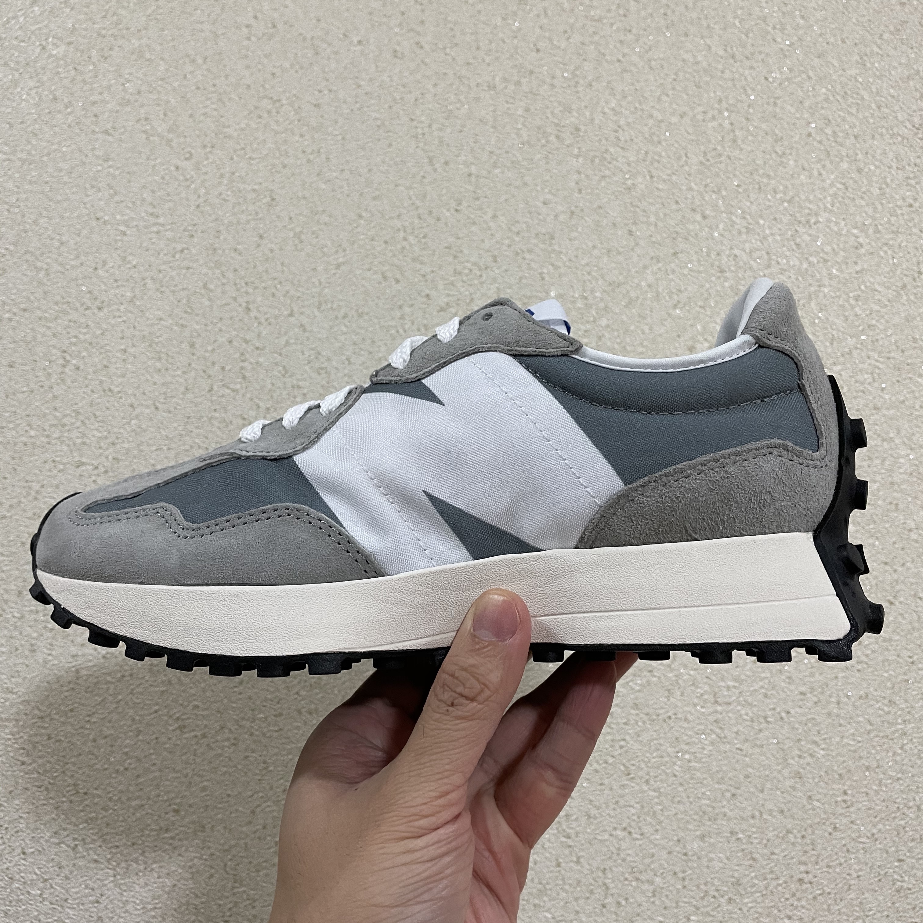 New Balance 327 Grey, New Balance 992 Made in USA Grey - D Standard 착용 스타일 - 1