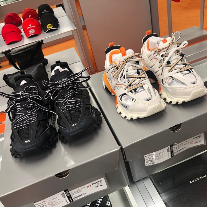 Balenciaga Track Sneakers Triple Black, Balenciaga Track Sneakers White Orange 2019 착용 스타일