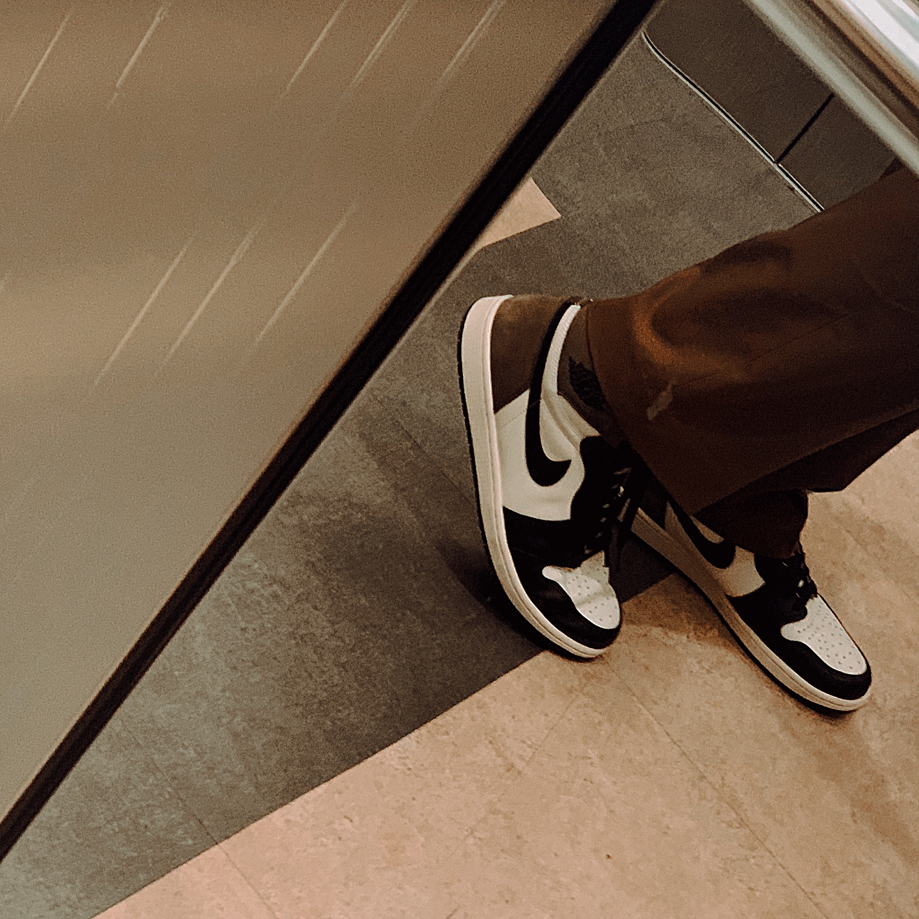 Jordan 1 Retro High OG Black Mocha 착용 스타일