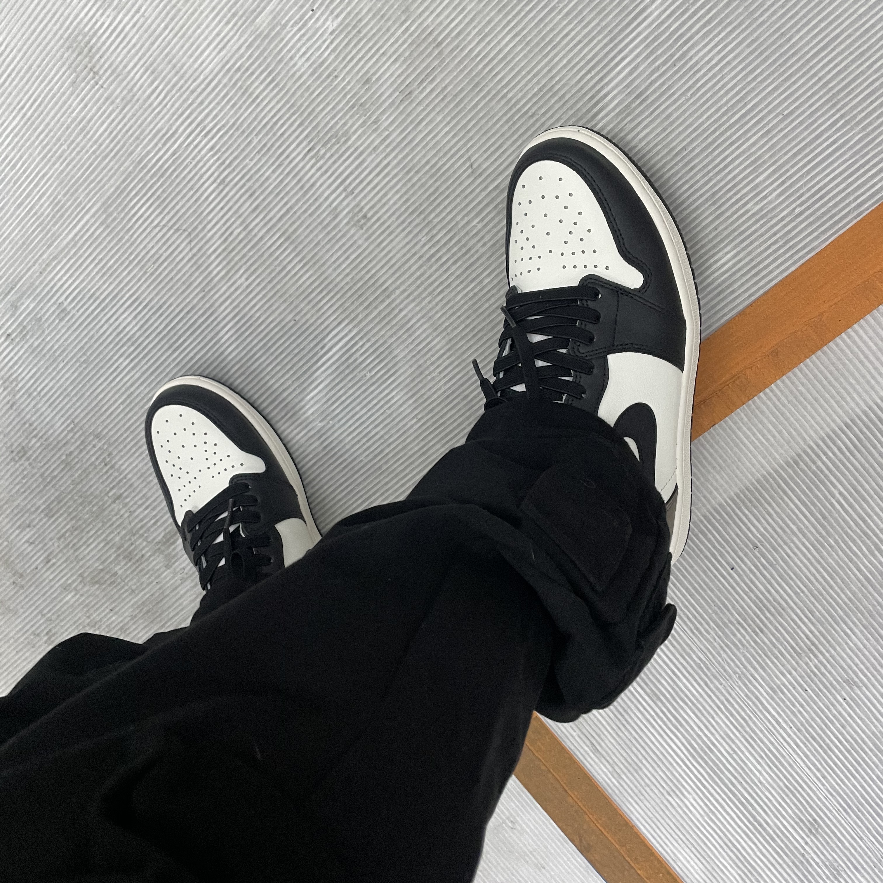 Jordan 1 Retro High OG Black Mocha 착용 스타일 - 3