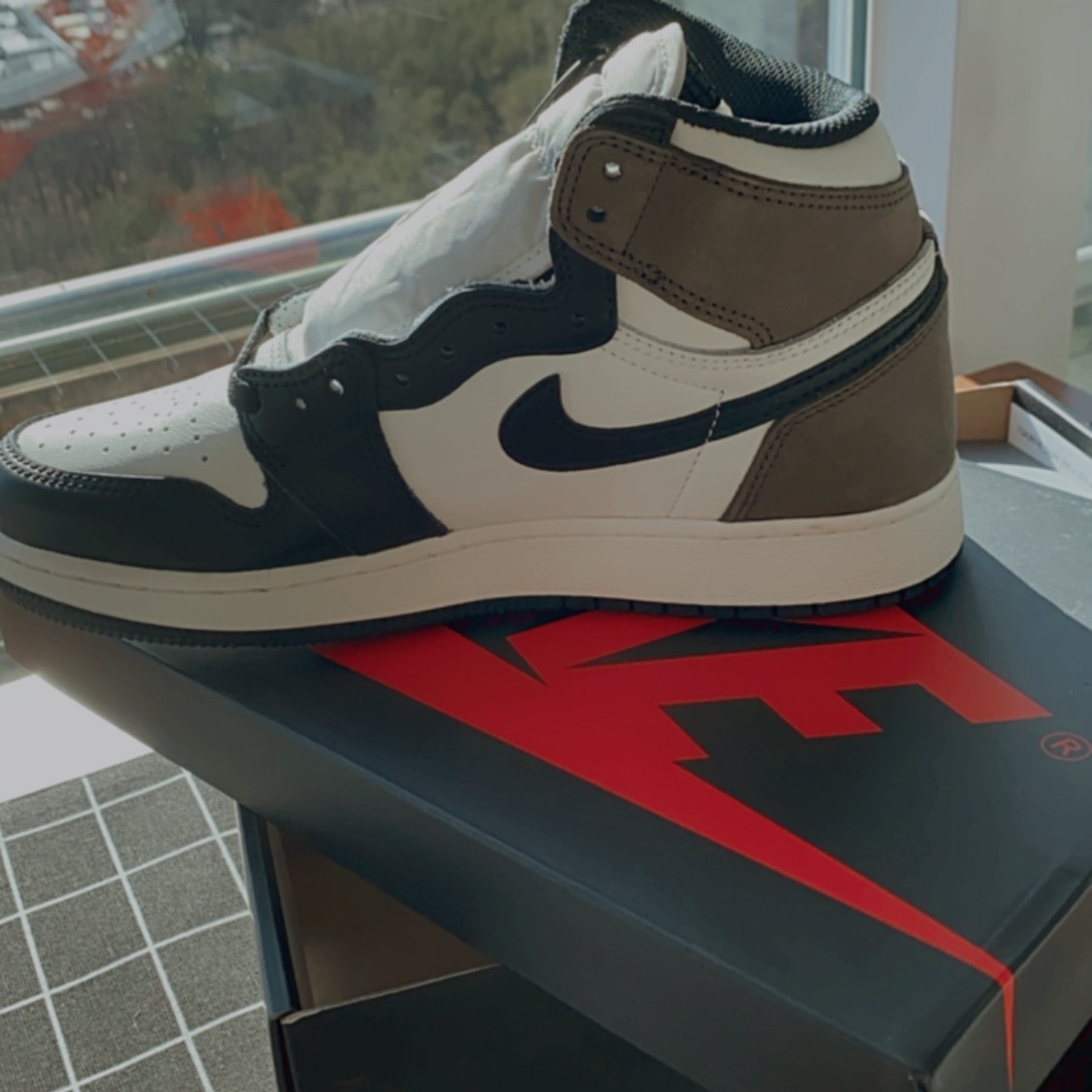 (GS) Jordan 1 Retro High OG Black Mocha 착용 스타일