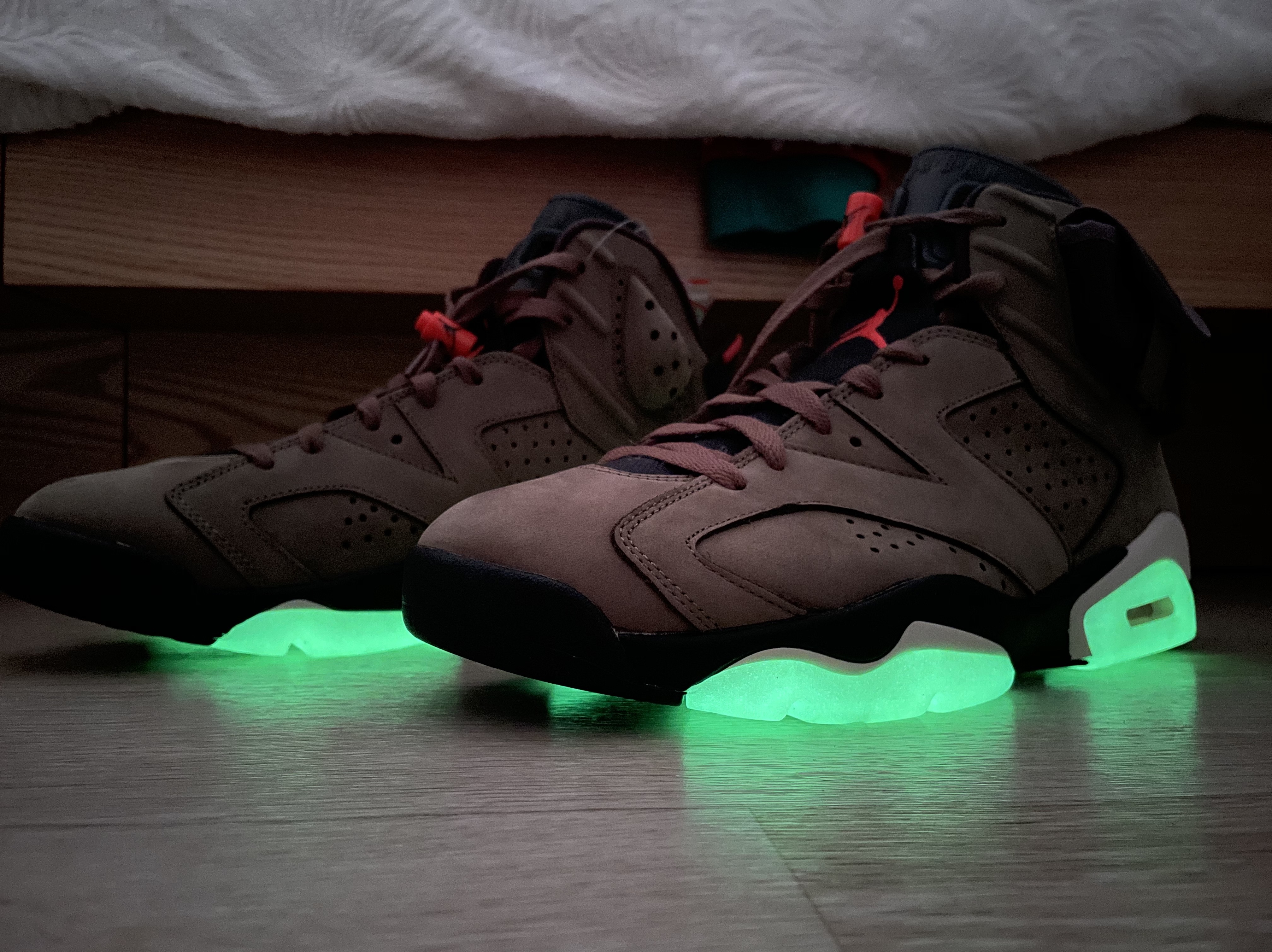 Jordan 6 x Travis Scott Retro Olive 착용 스타일 - 1