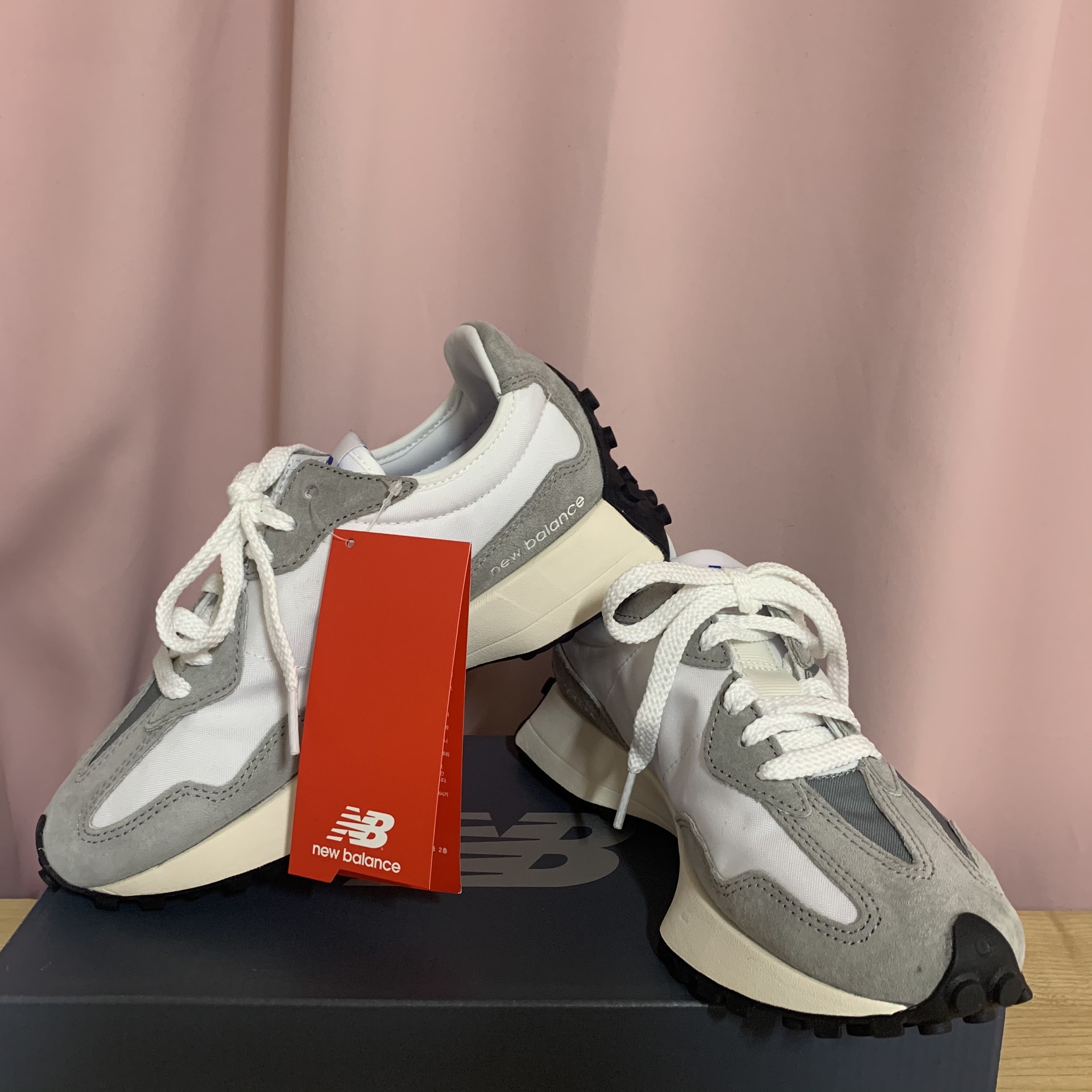 New Balance 327 Grey 착용 스타일