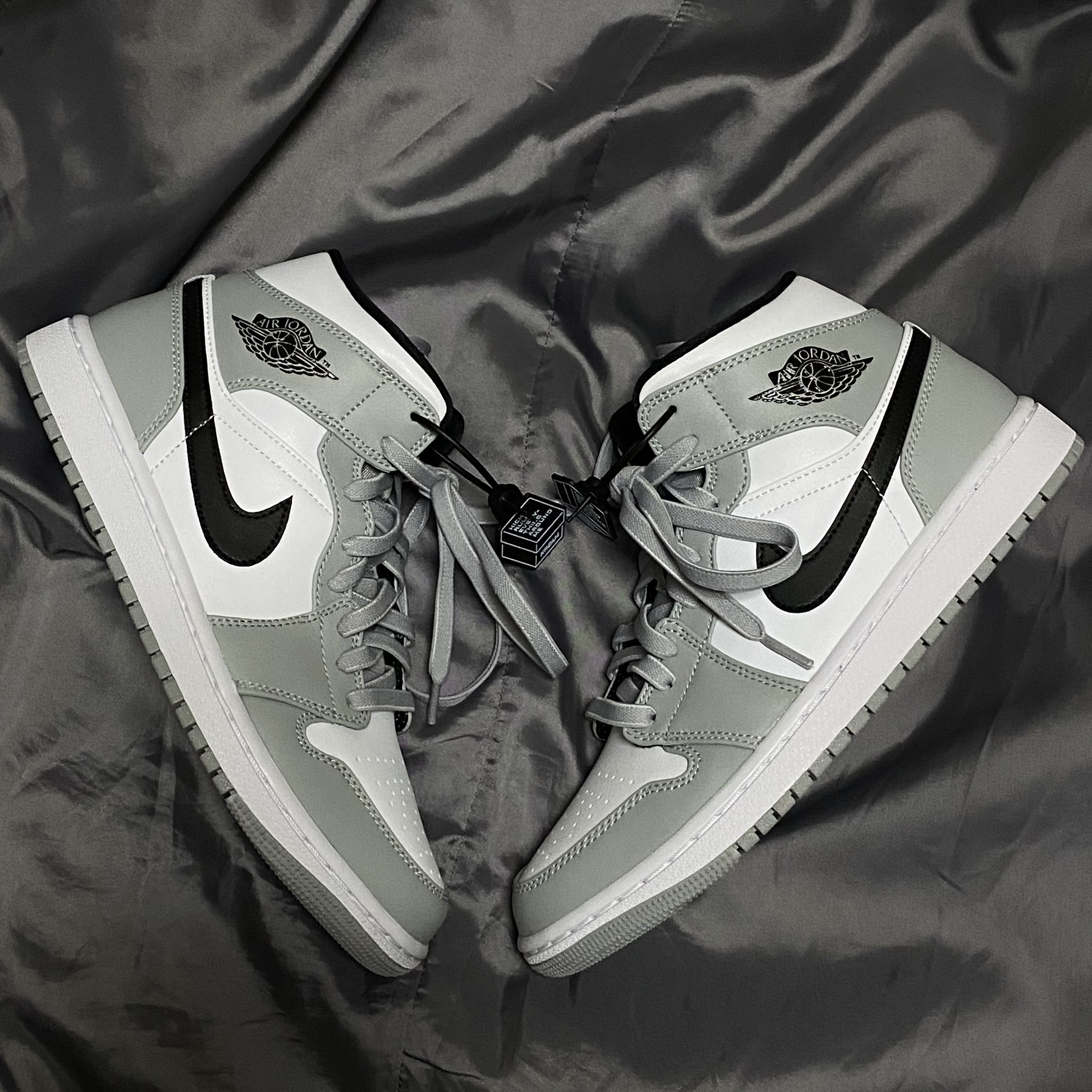 Jordan 1 Mid Light Smoke Grey 착용 스타일 - 1