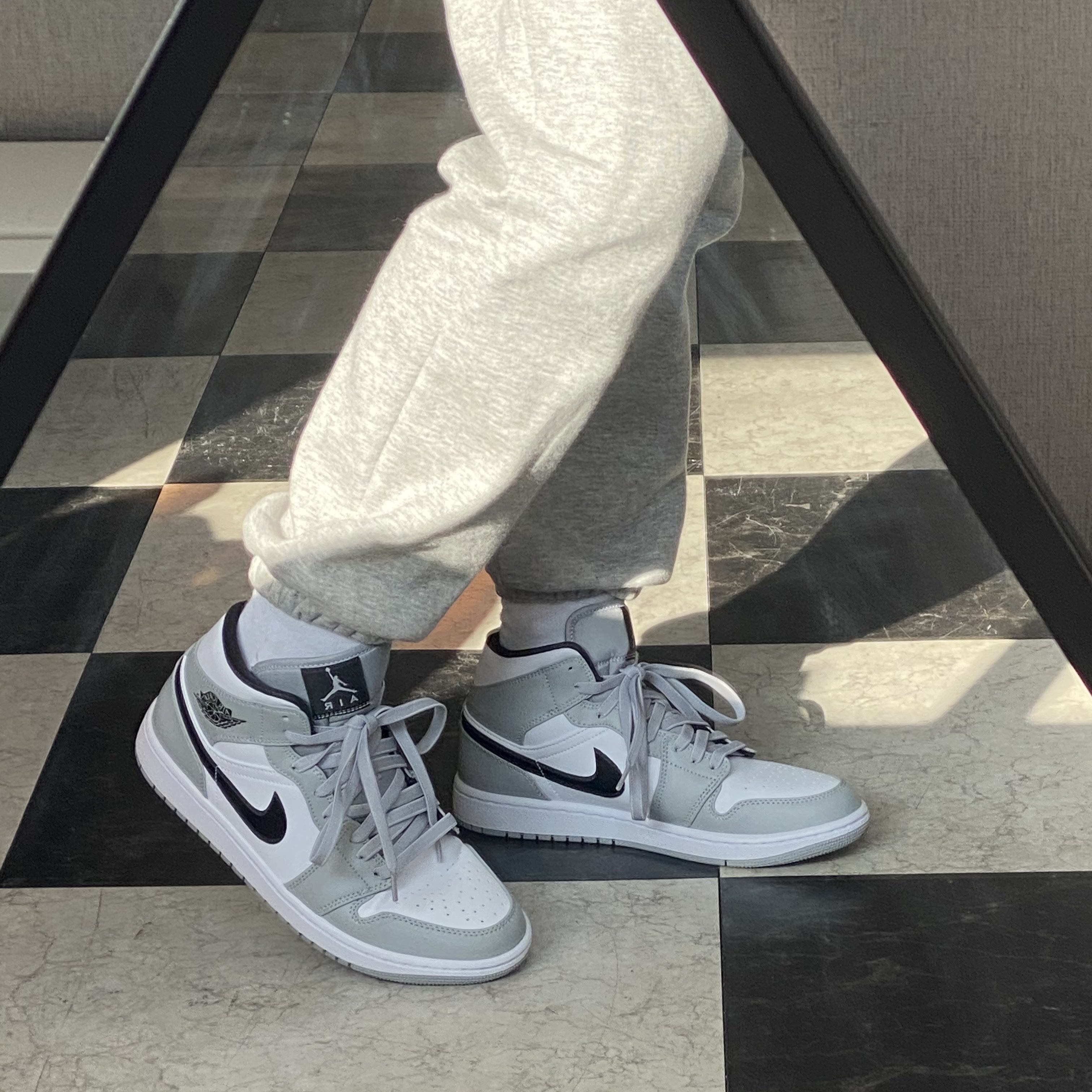Jordan 1 Mid Light Smoke Grey 착용 스타일 - 4