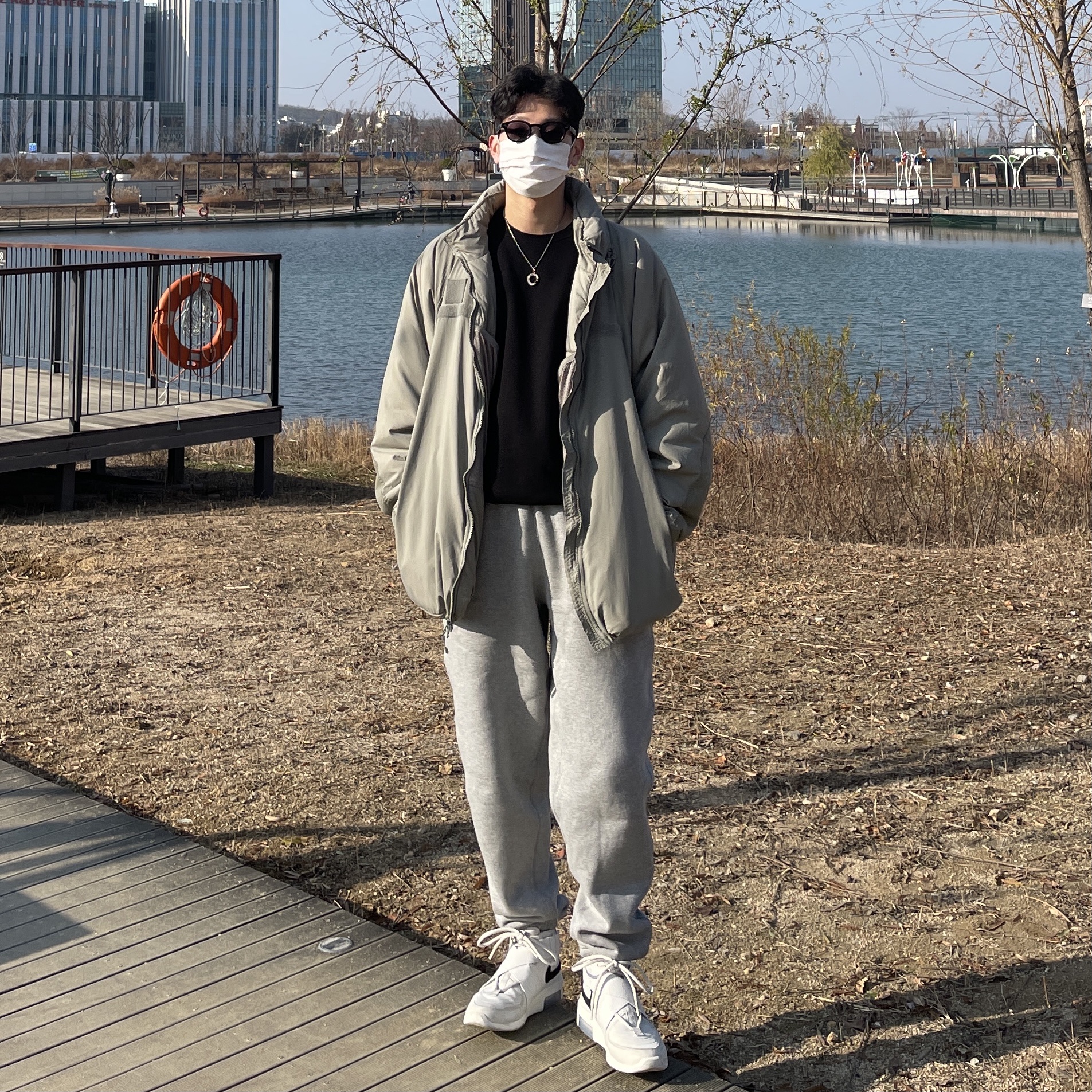 Nike x Fear of God Air Fear of God Raid Light Bone 착용 스타일 - 1