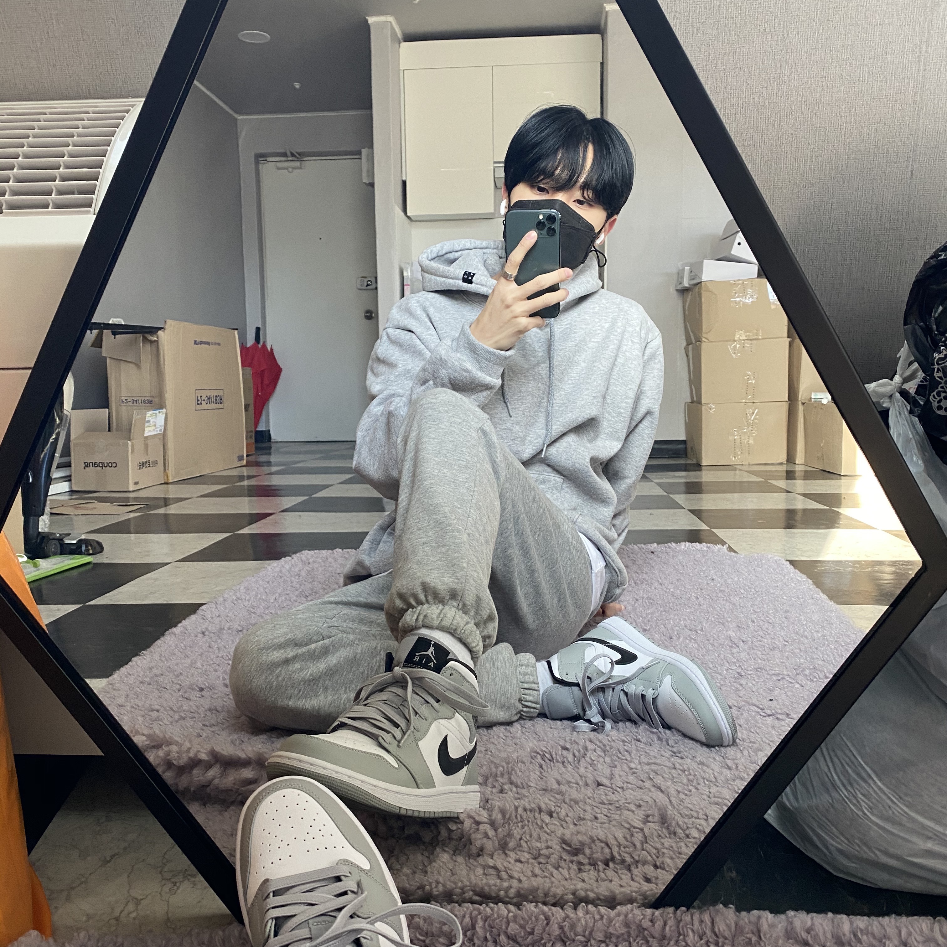 Jordan 1 Mid Light Smoke Grey 착용 스타일 - 1
