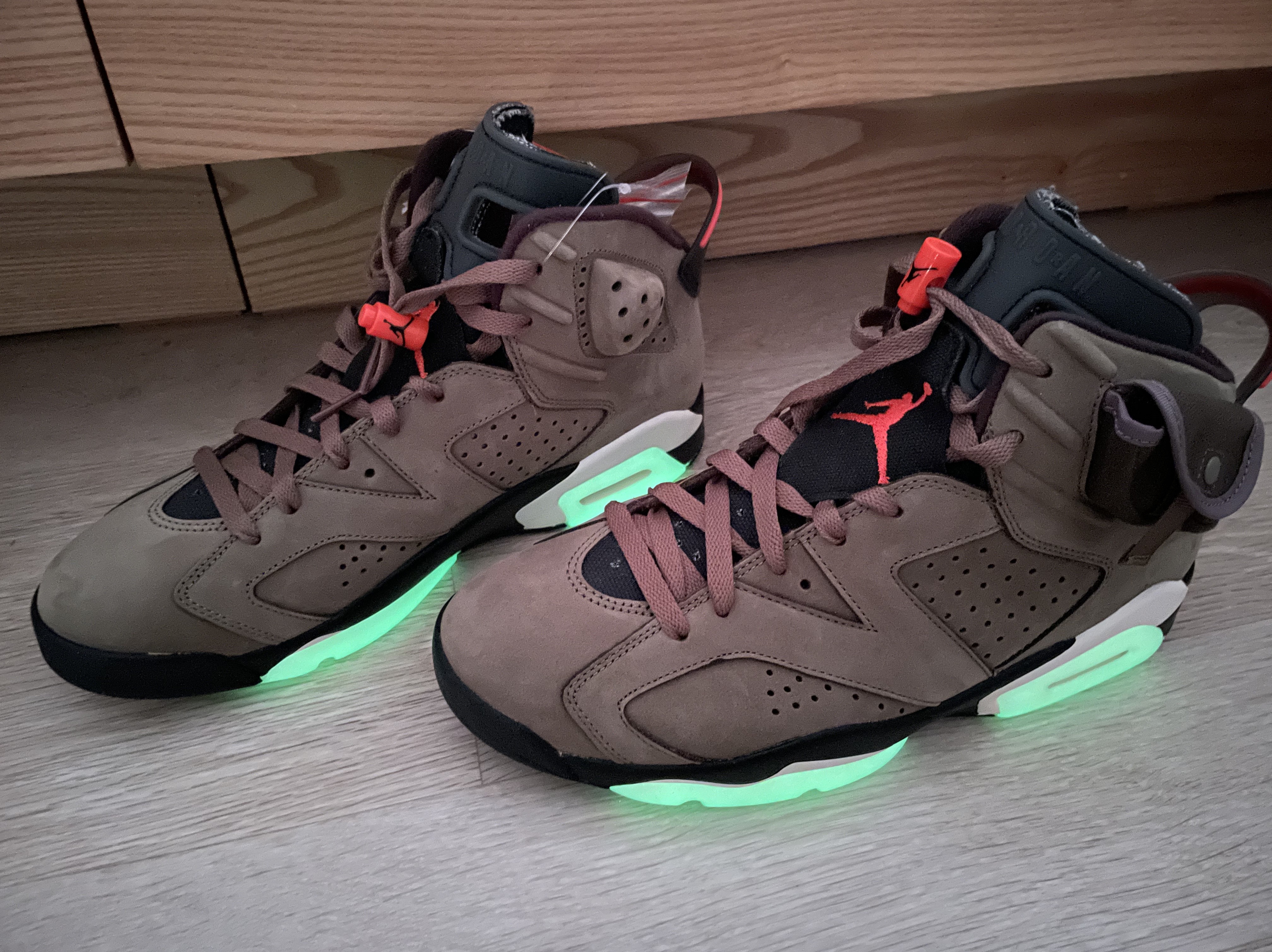 Jordan 6 x Travis Scott Retro Olive 착용 스타일 - 2