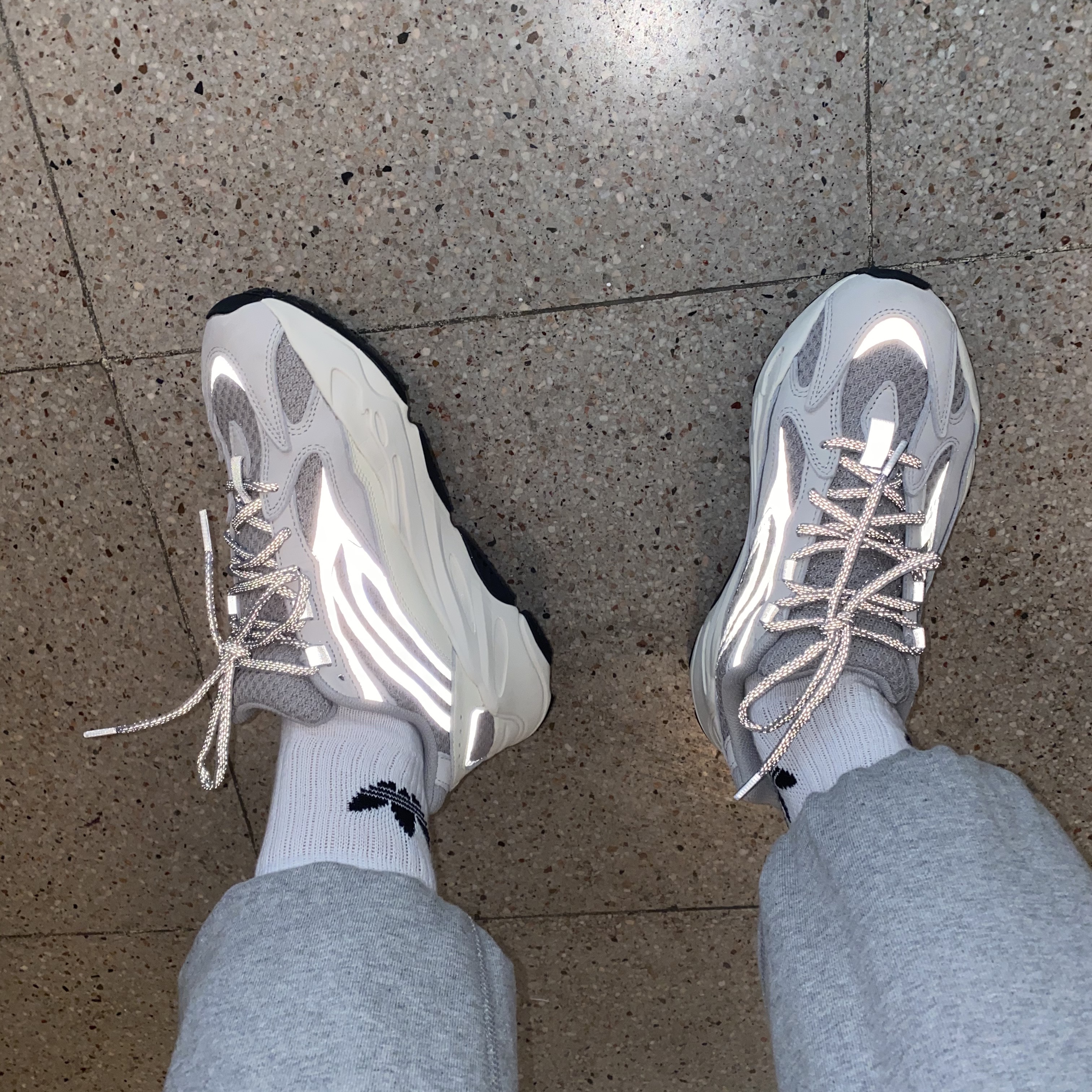 Adidas Yeezy Boost 700 V2 Static 2018 착용 스타일 - 1